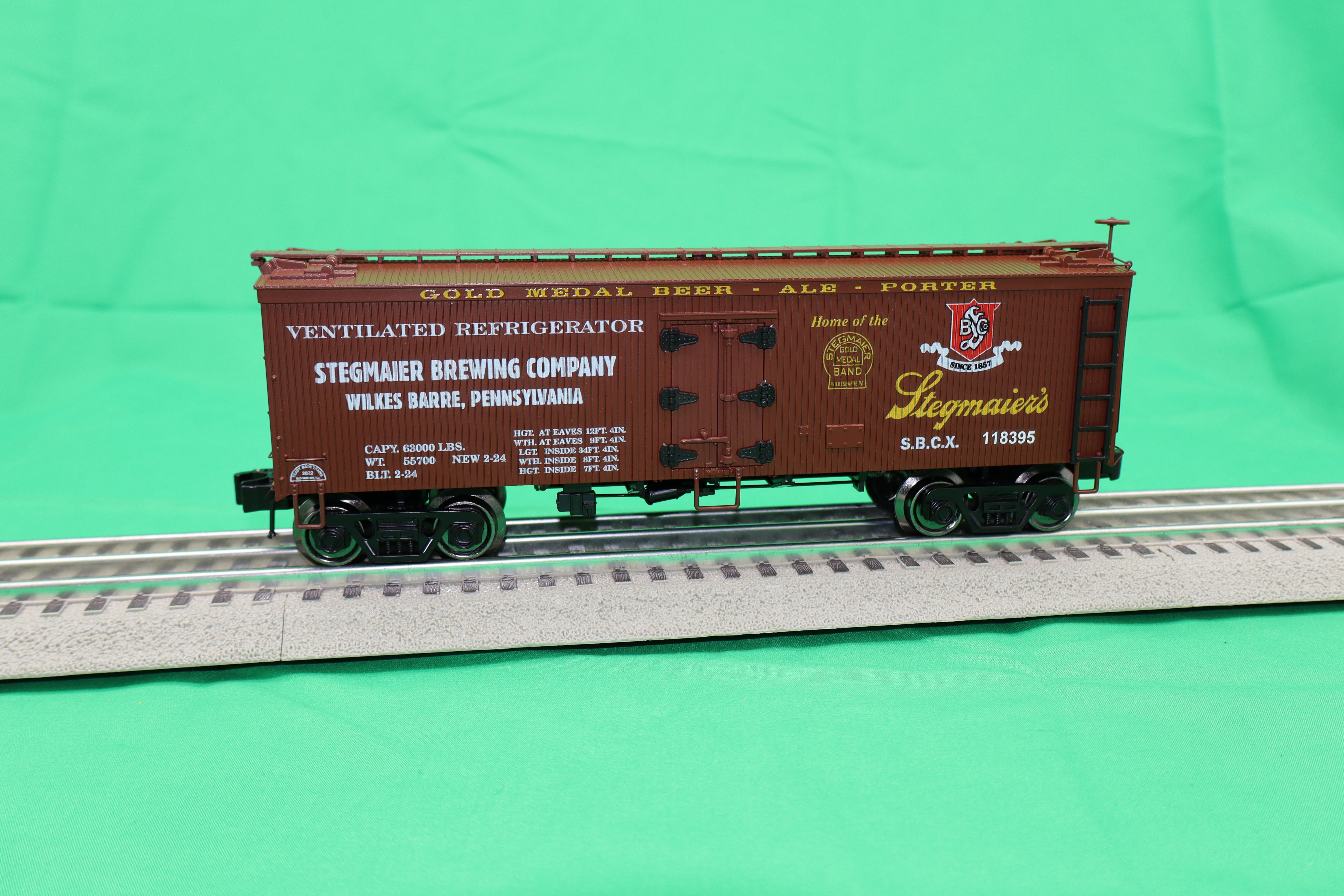 Ready Made Trains RMT-86189 - 36' Woodside Reefer Car "Stegmaier Brewing Company"