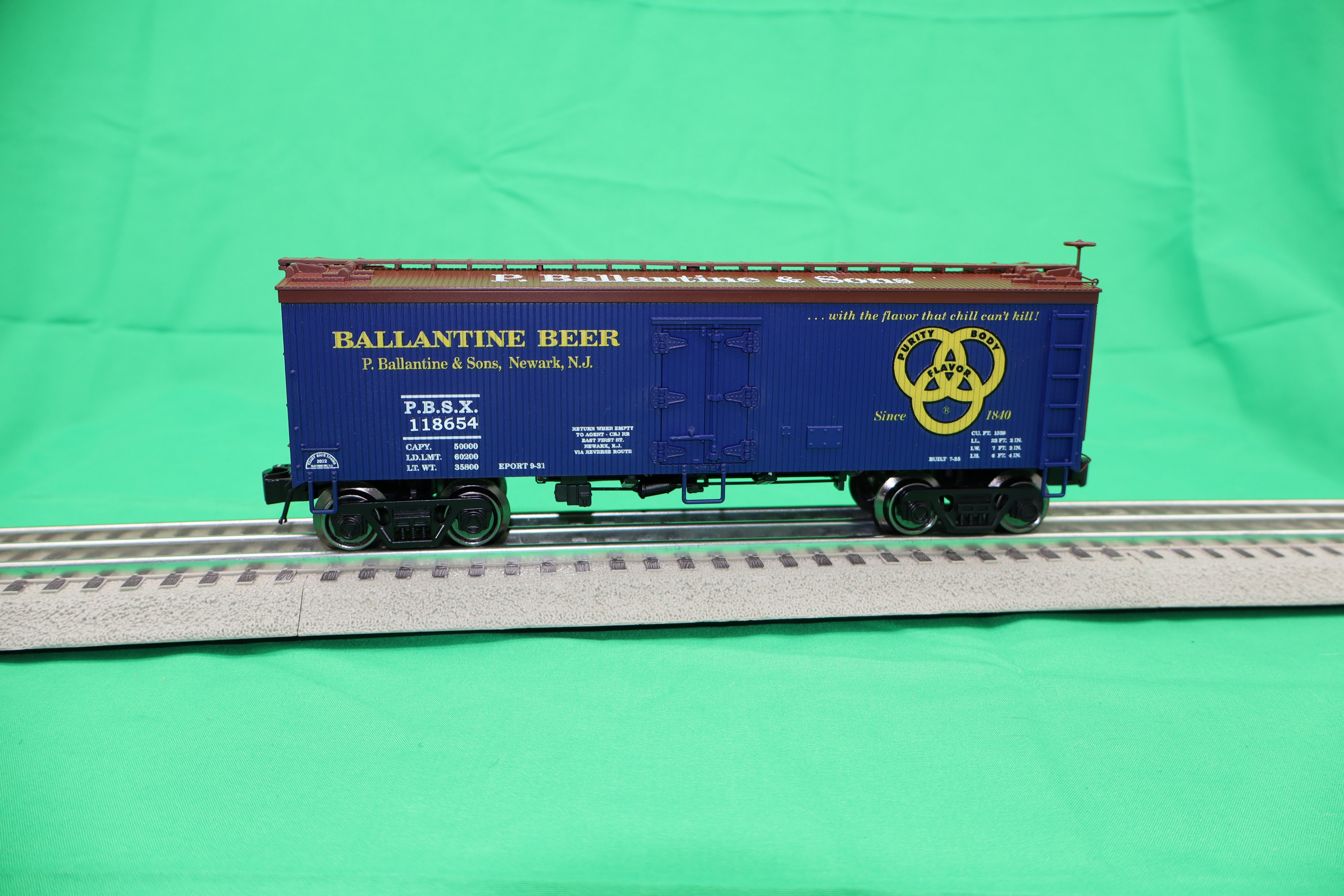 Ready Made Trains RMT-86194 - 36' Woodside Reefer Car "Ballantine Brewing Company"