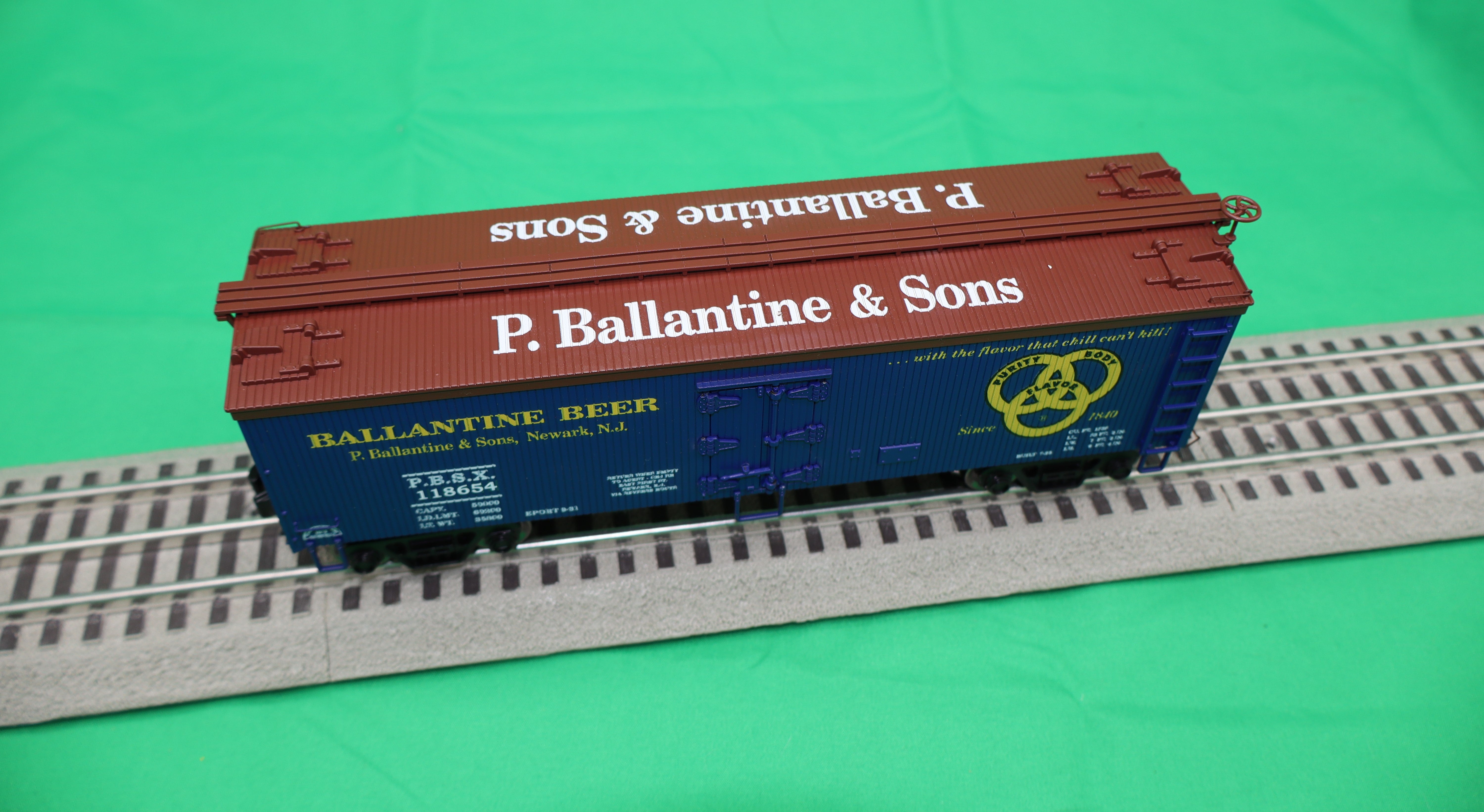 Ready Made Trains RMT-86194 - 36' Woodside Reefer Car "Ballantine Brewing Company"