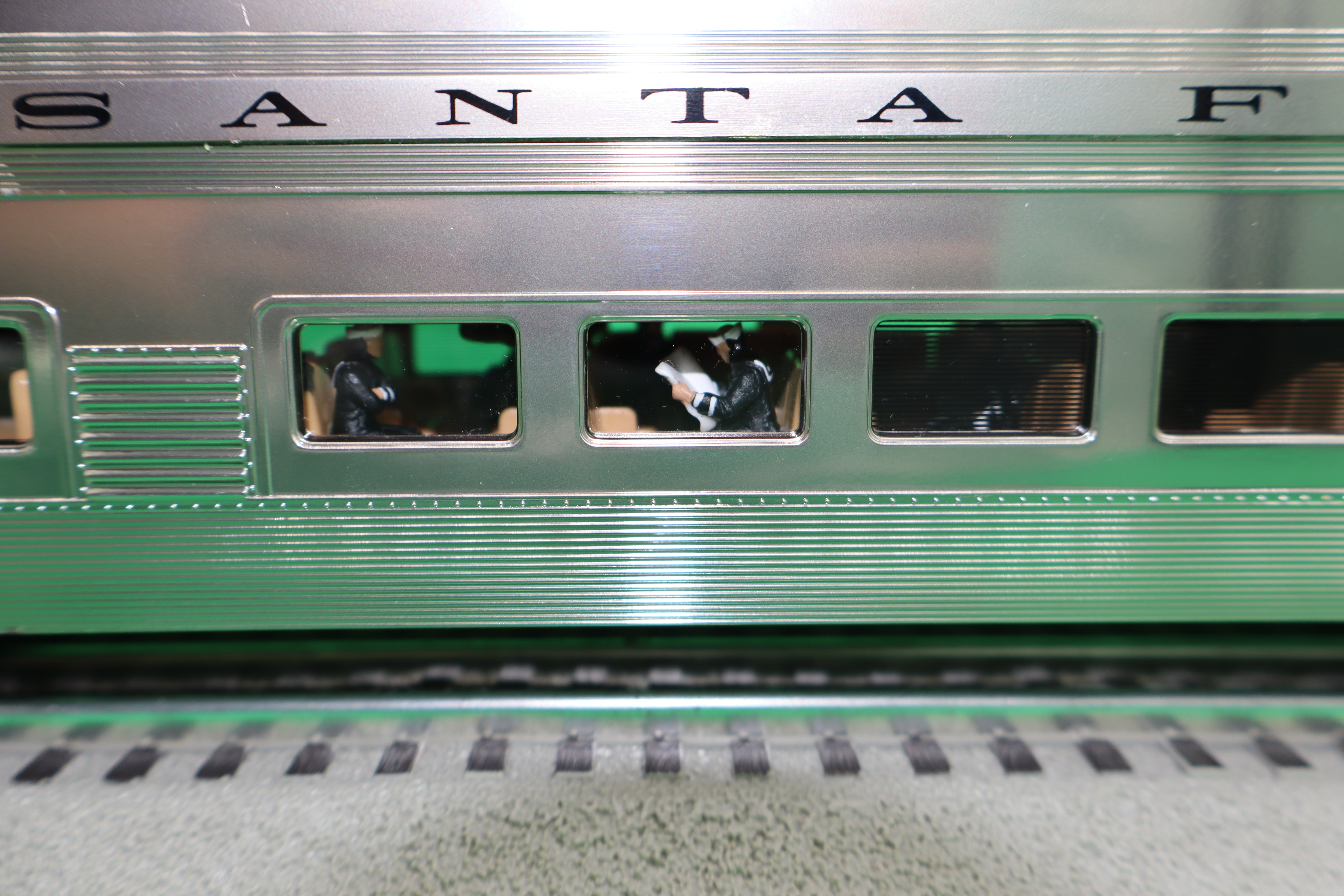 MTH 20-64244 - 70' Streamlined Full Length Vista Dome Passenger Car "Santa Fe" #519 (Ribbed Side) Plated