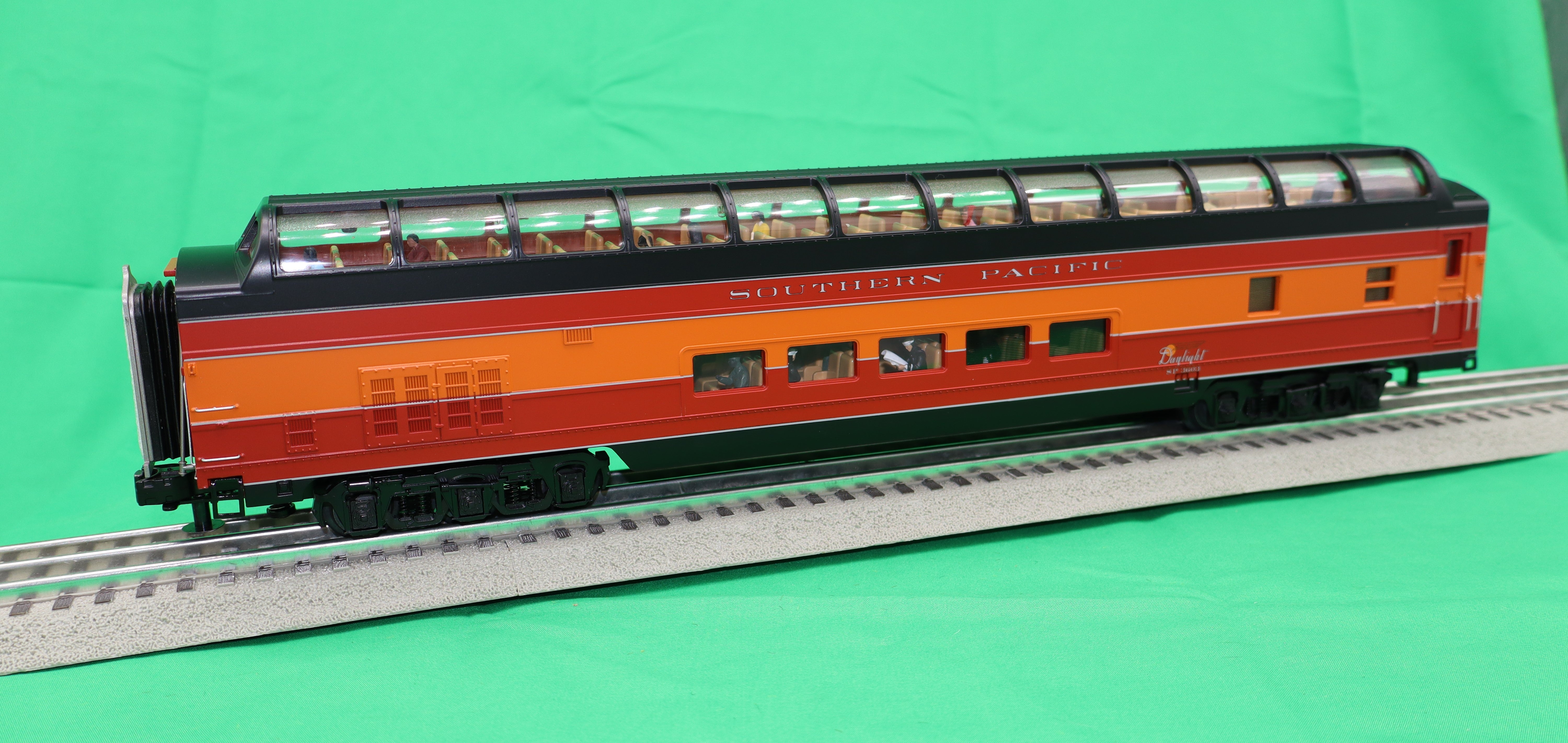 MTH 20-64239 - 70’ Streamlined Full Length Vista Dome Passenger Car "Southern Pacific" (Daylight) Smooth Sided