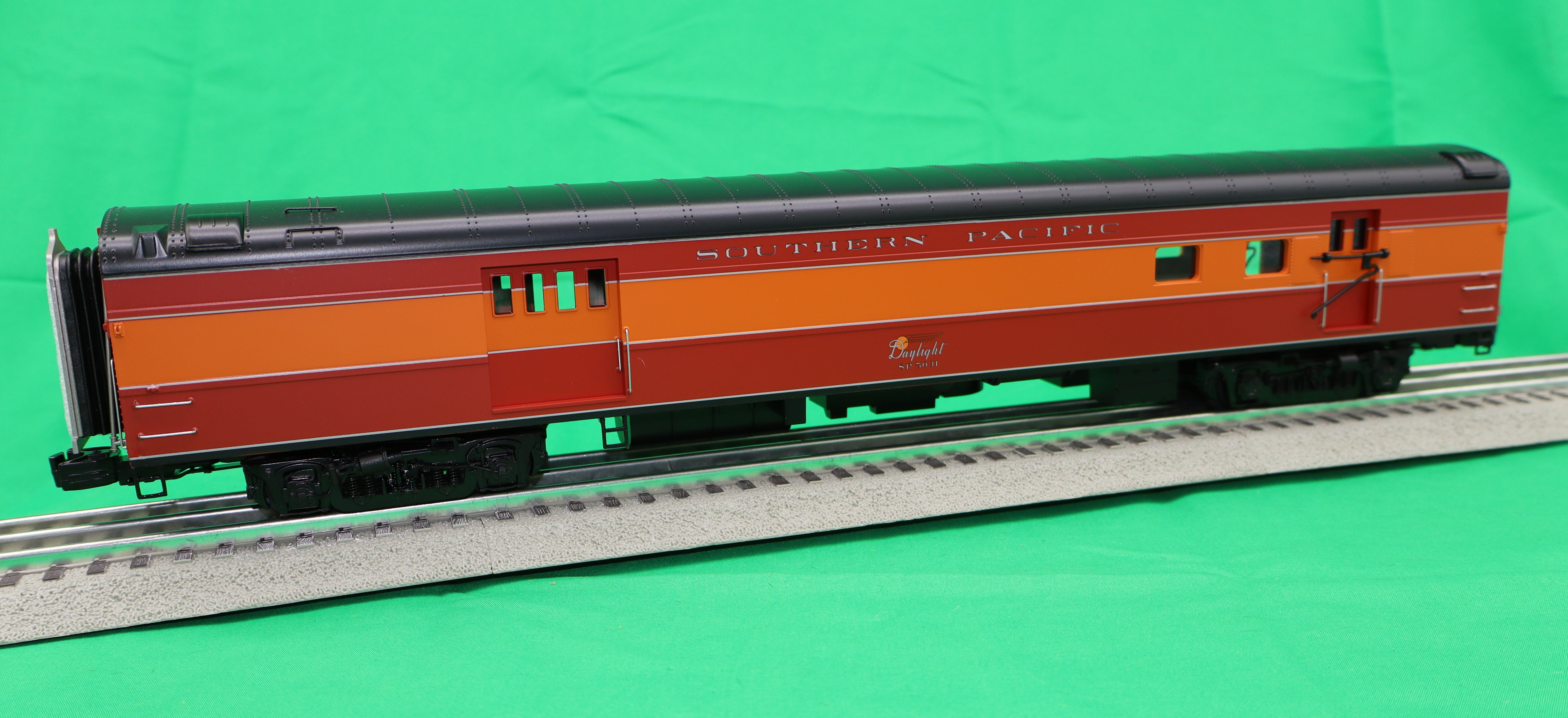 MTH 20-64241 - 70’ Streamlined RPO Passenger Car "Southern Pacific" (Daylight) Smooth Sided