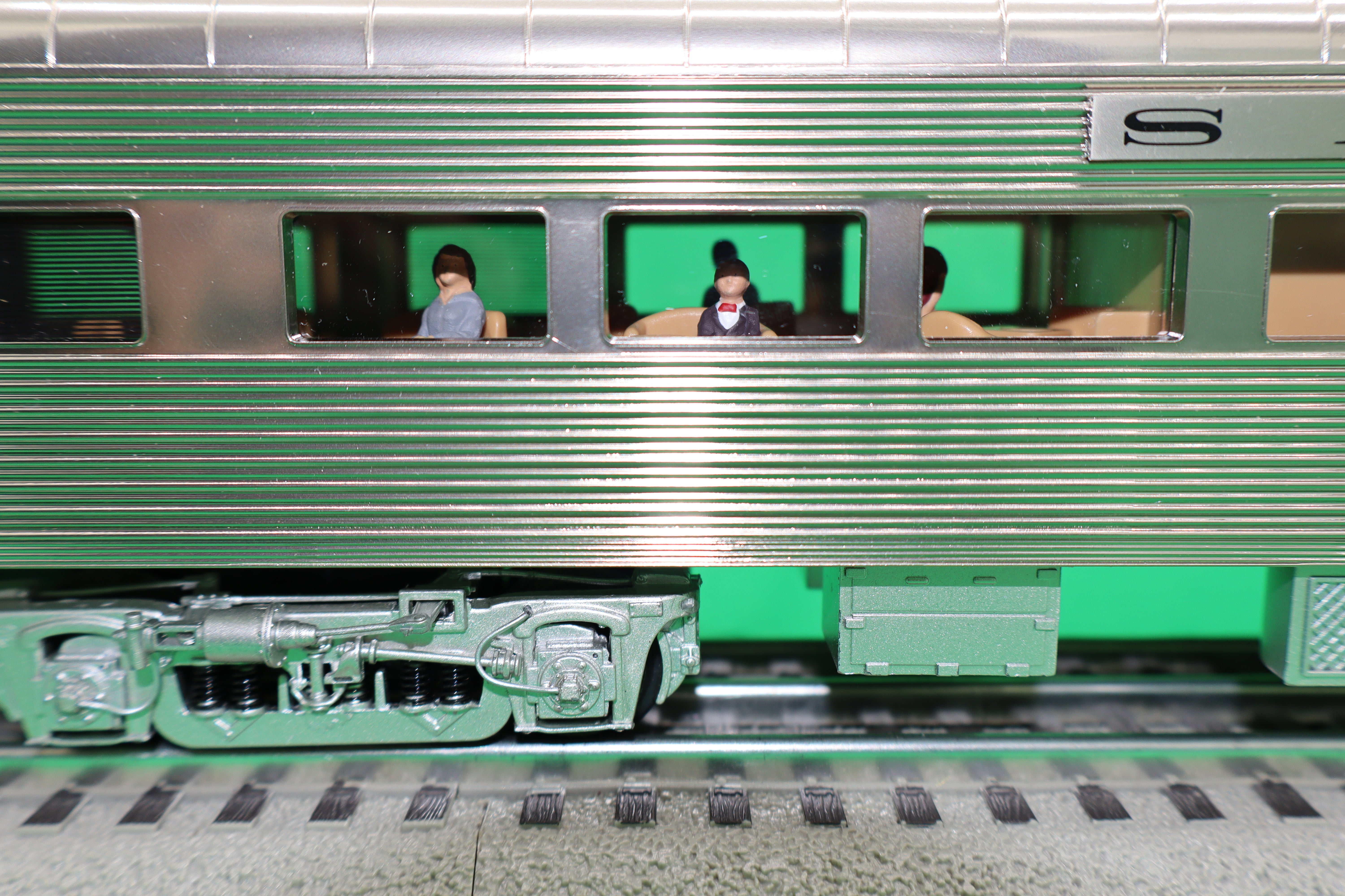 MTH 20-64242 - 70' Streamlined Passenger Car Set "Santa Fe" (4-Car) Ribbed Side / Plated