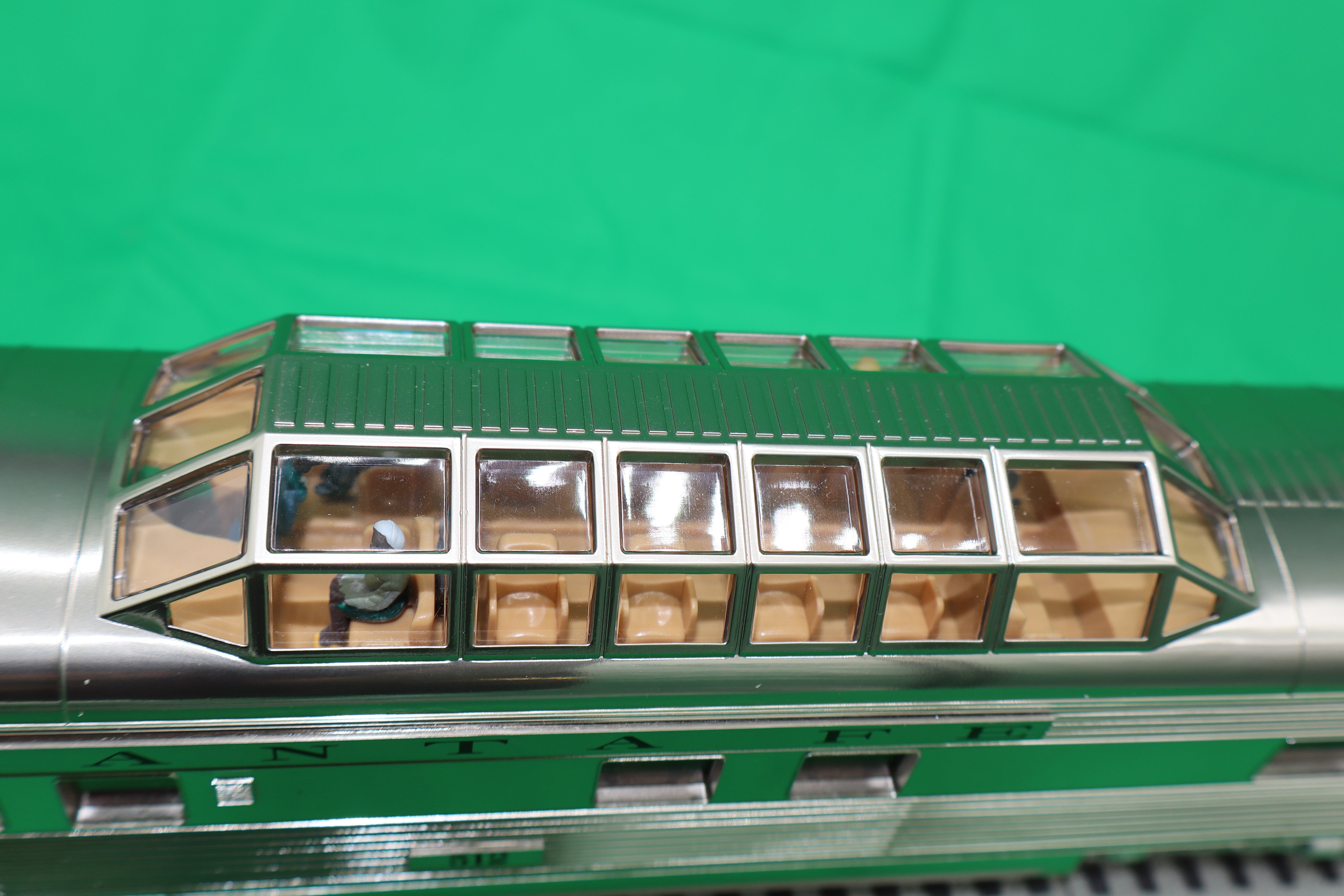 MTH 20-64242 - 70' Streamlined Passenger Car Set "Santa Fe" (4-Car) Ribbed Side / Plated