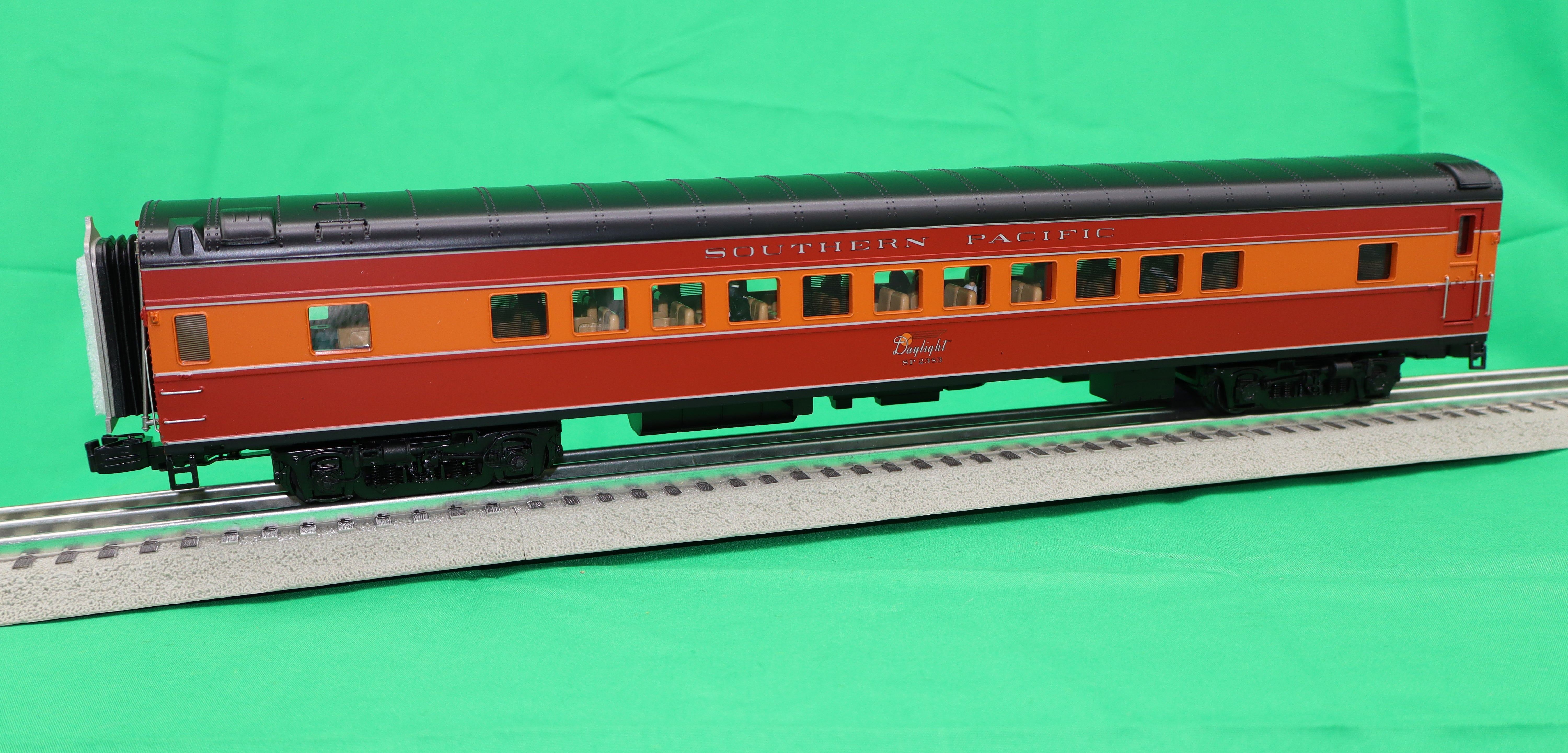 MTH 20-64237 - 70’ Streamlined Passenger Set "Southern Pacific" (Daylight) Smooth Sided (4-Car)