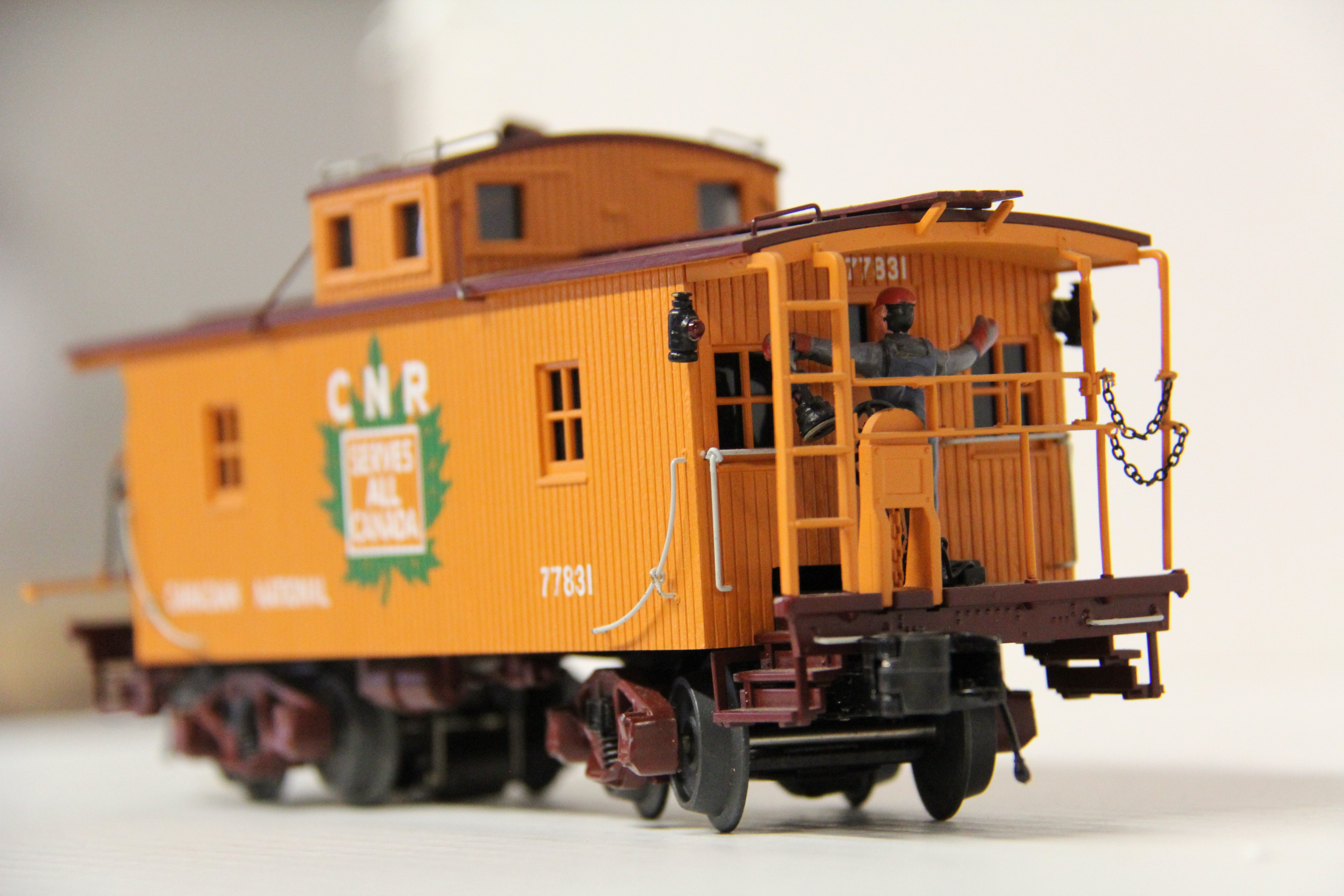 MTH 20-91338 Canadian National N-6b Caboose w/ Operating Signal Man-Second hand-M6176