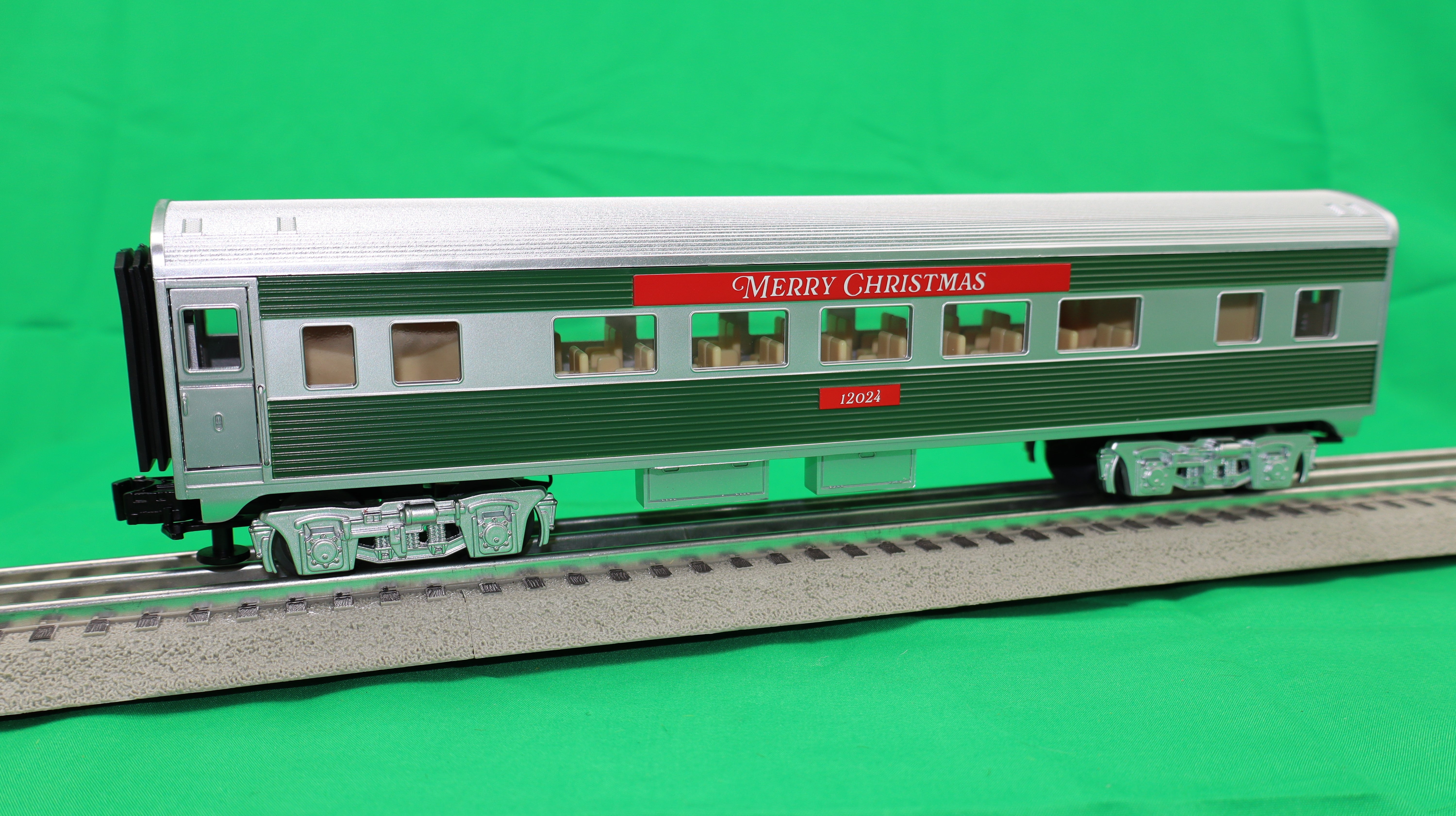 Lionel 2427890 - Streamlined Passenger Coach "Christmas" #12024