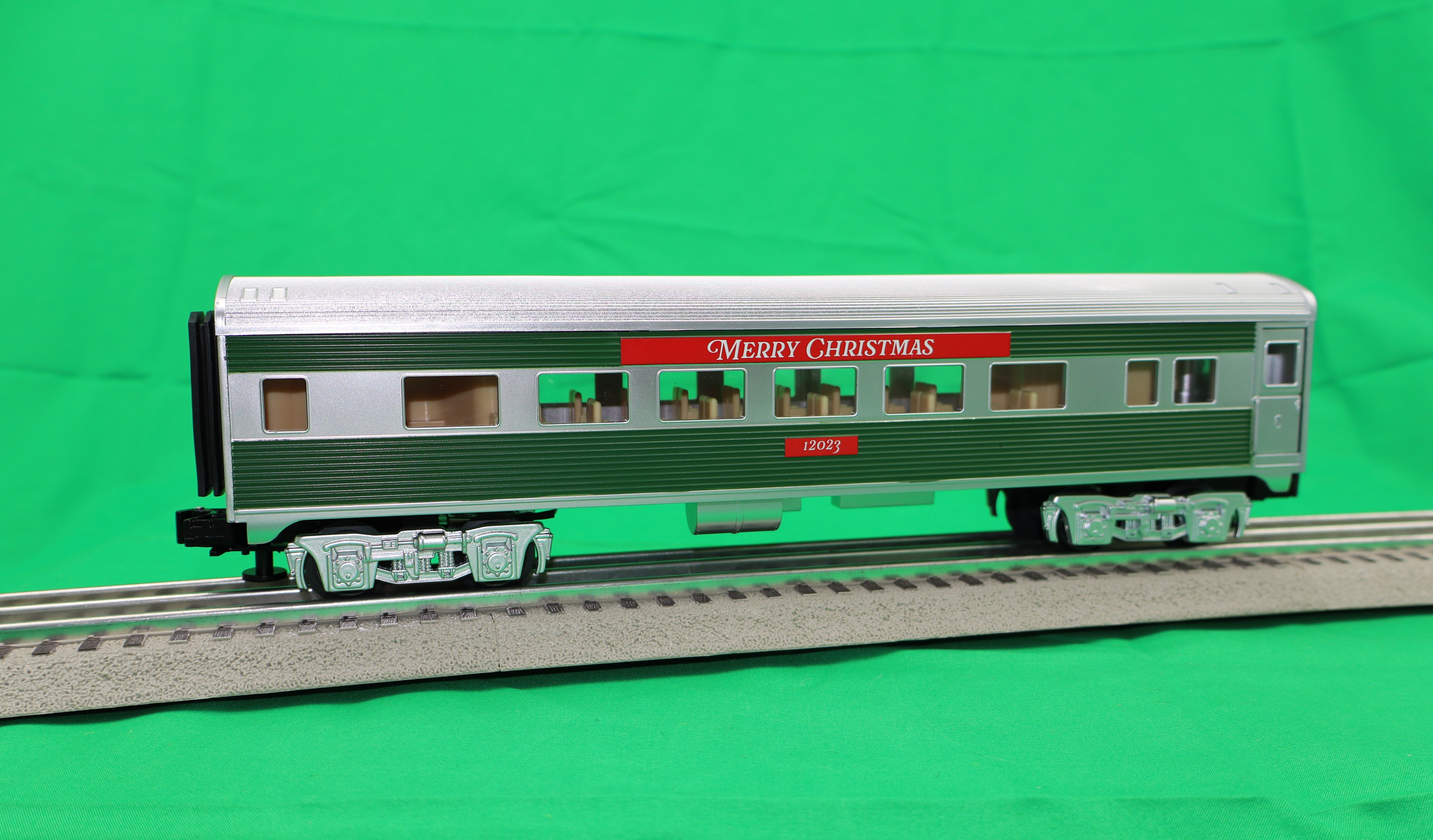 Lionel 2427880 - Streamlined Passenger Coach "Christmas" #12023