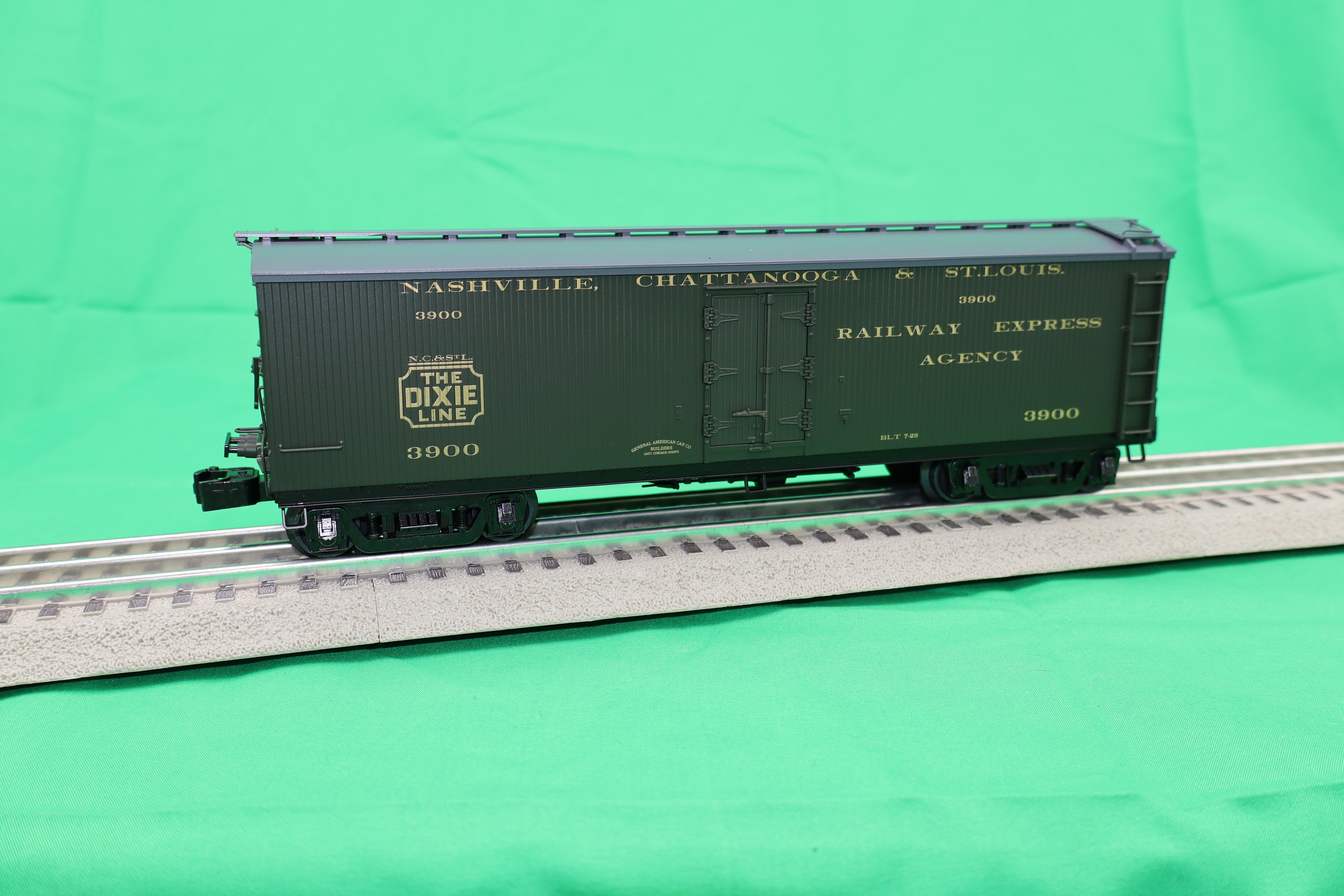 Lionel 2426510 - Milk Car "Nashville, Chattanooga & St. Louis" #3900