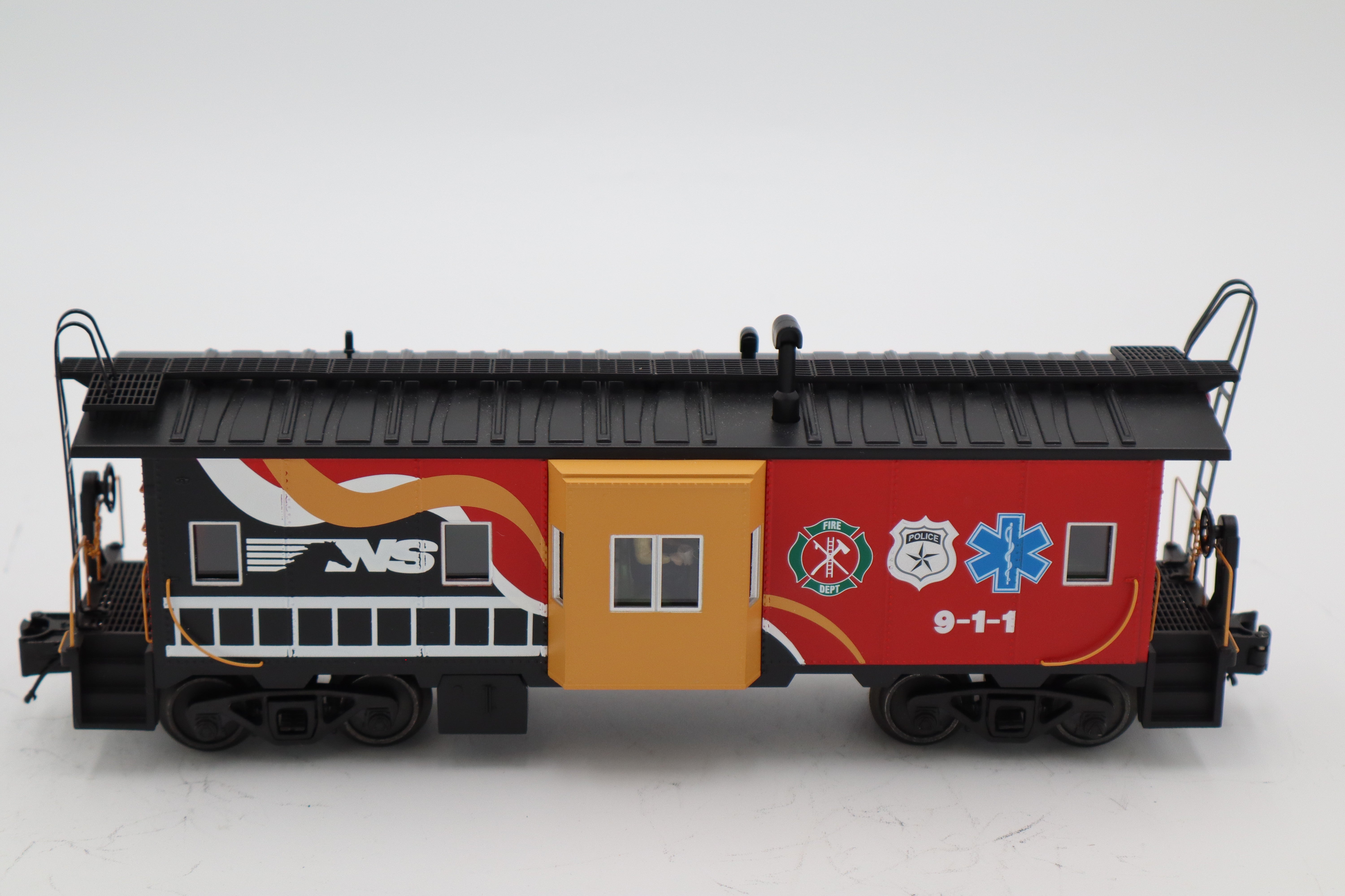Rail King 30-20361-1e Norfolk Southern First Responders SD70ACe Imperial Diesel Engine & Rail King 30-20361a Norfolk Southern First Responders Bay Window Caboose-Second hand-M8451
