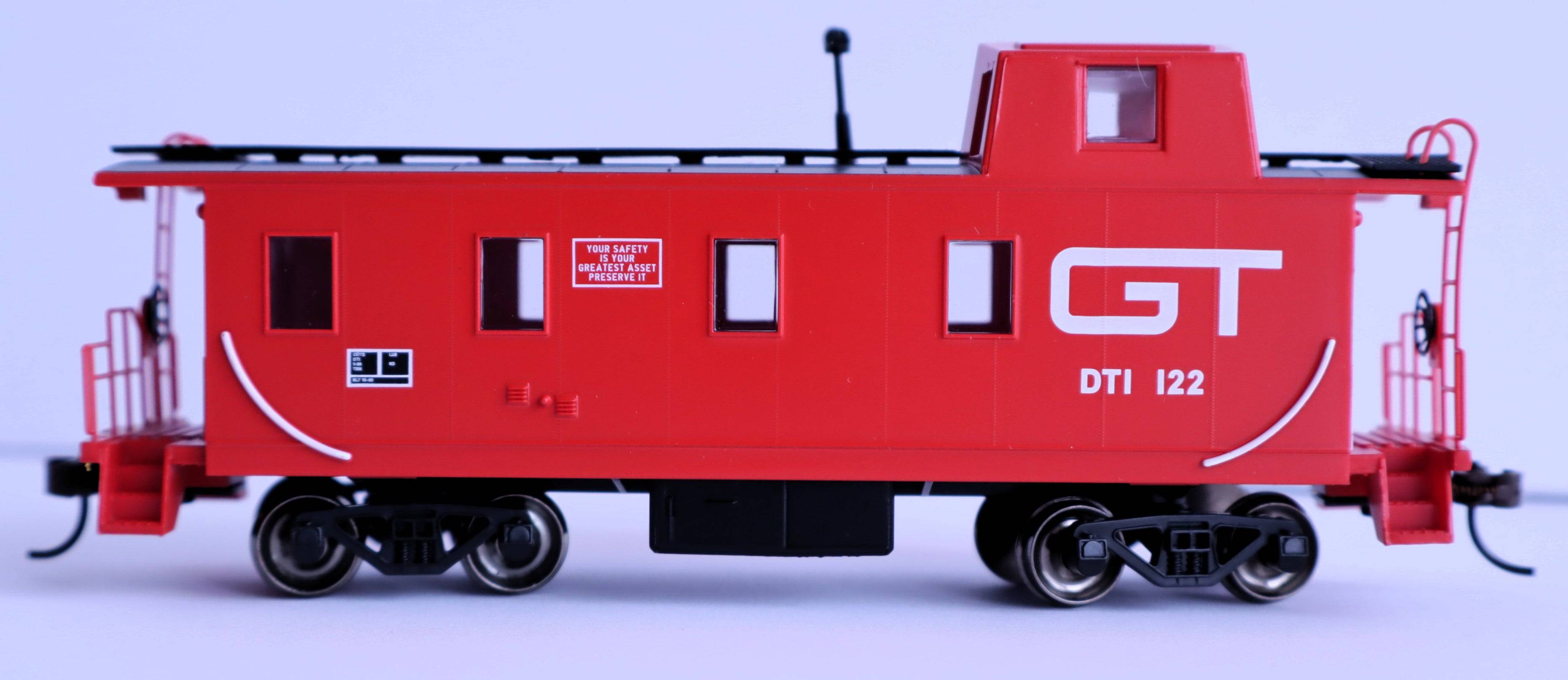 Bachmann HO 14004 - Slanted Offset Cupola Caboose "Grand Trunk & Western" #122