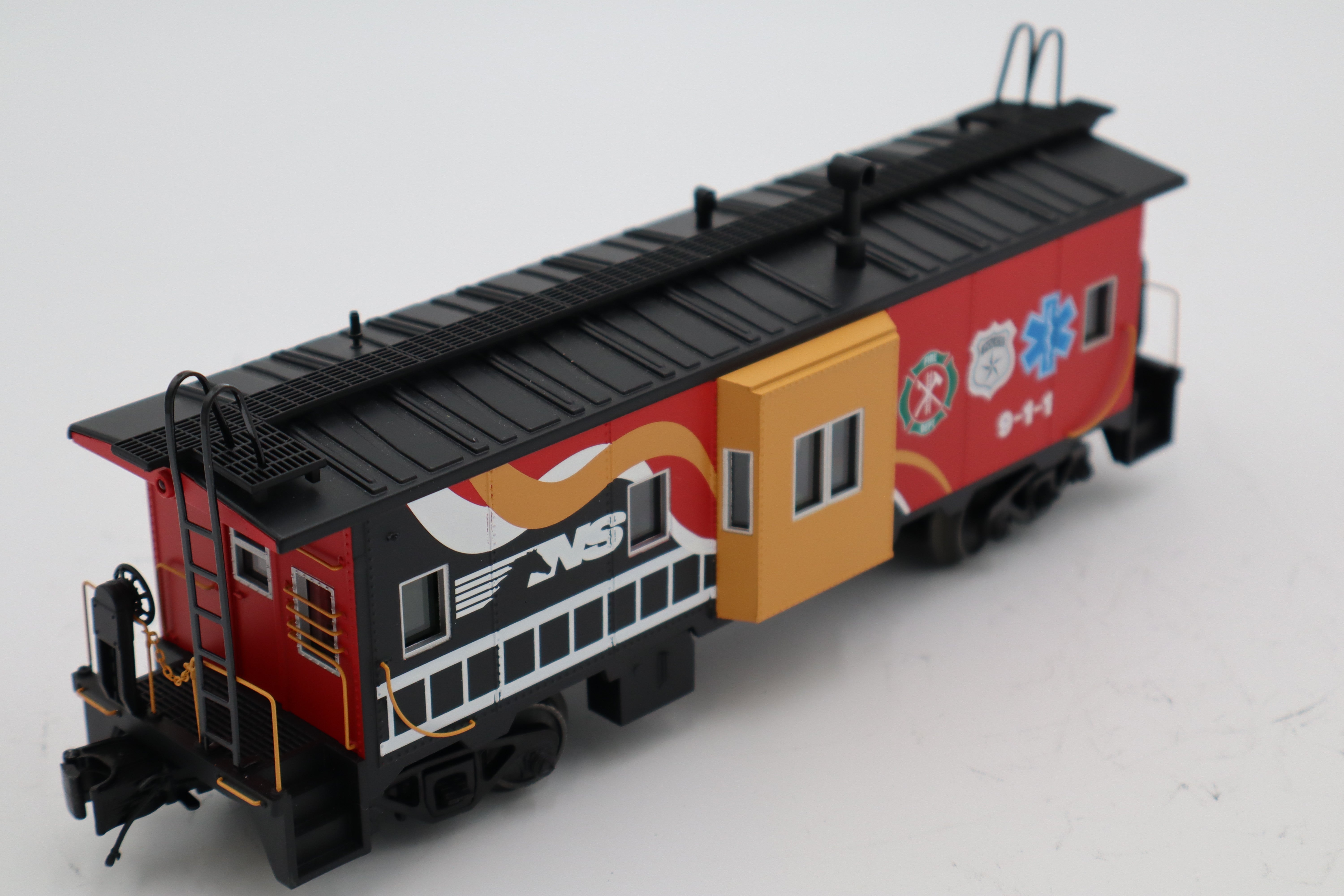 Rail King 30-20361-1e Norfolk Southern First Responders SD70ACe Imperial Diesel Engine & Rail King 30-20361a Norfolk Southern First Responders Bay Window Caboose-Second hand-M8451
