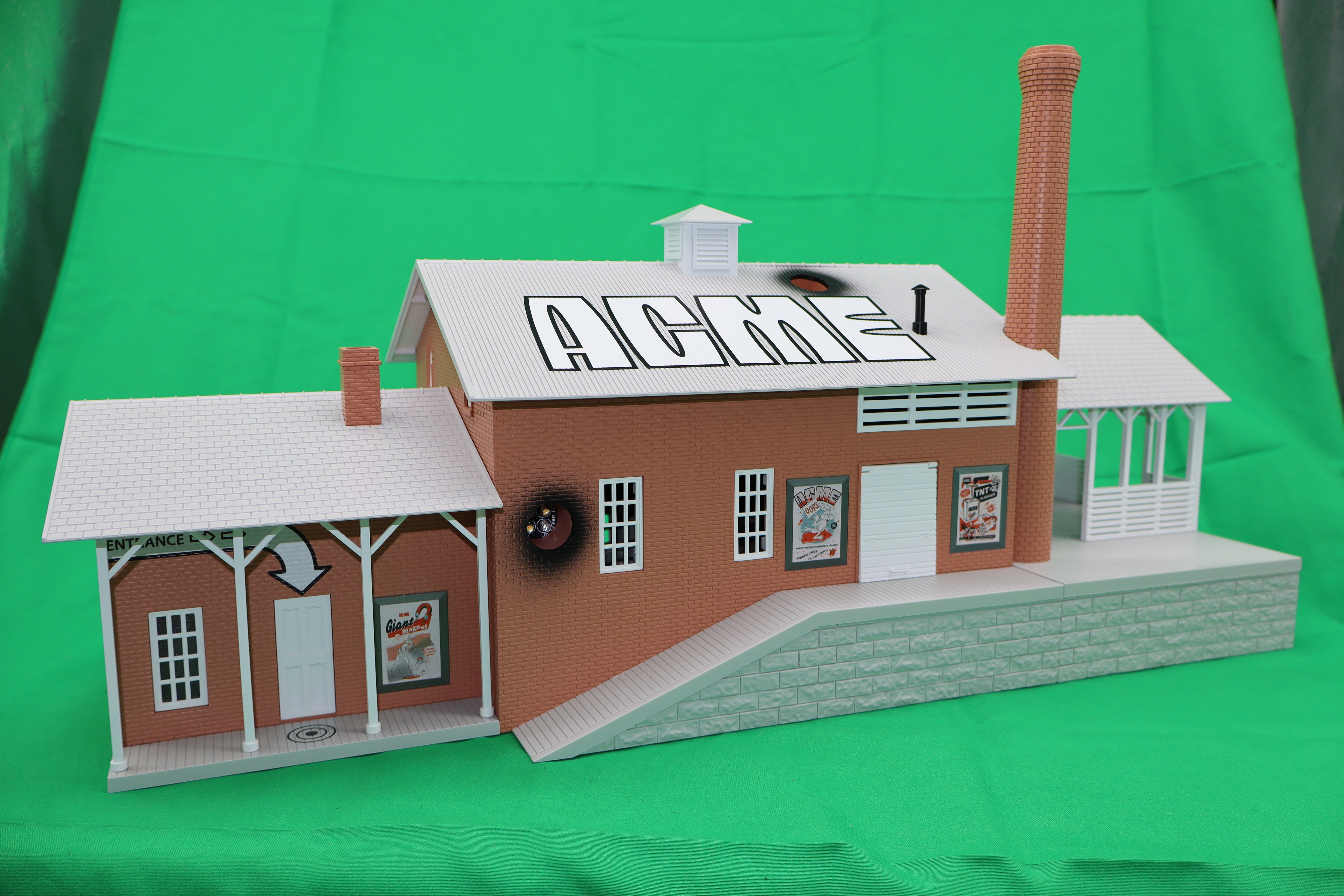 Lionel 2429020 - Looney Tunes - ACME Dynamite Factory Building