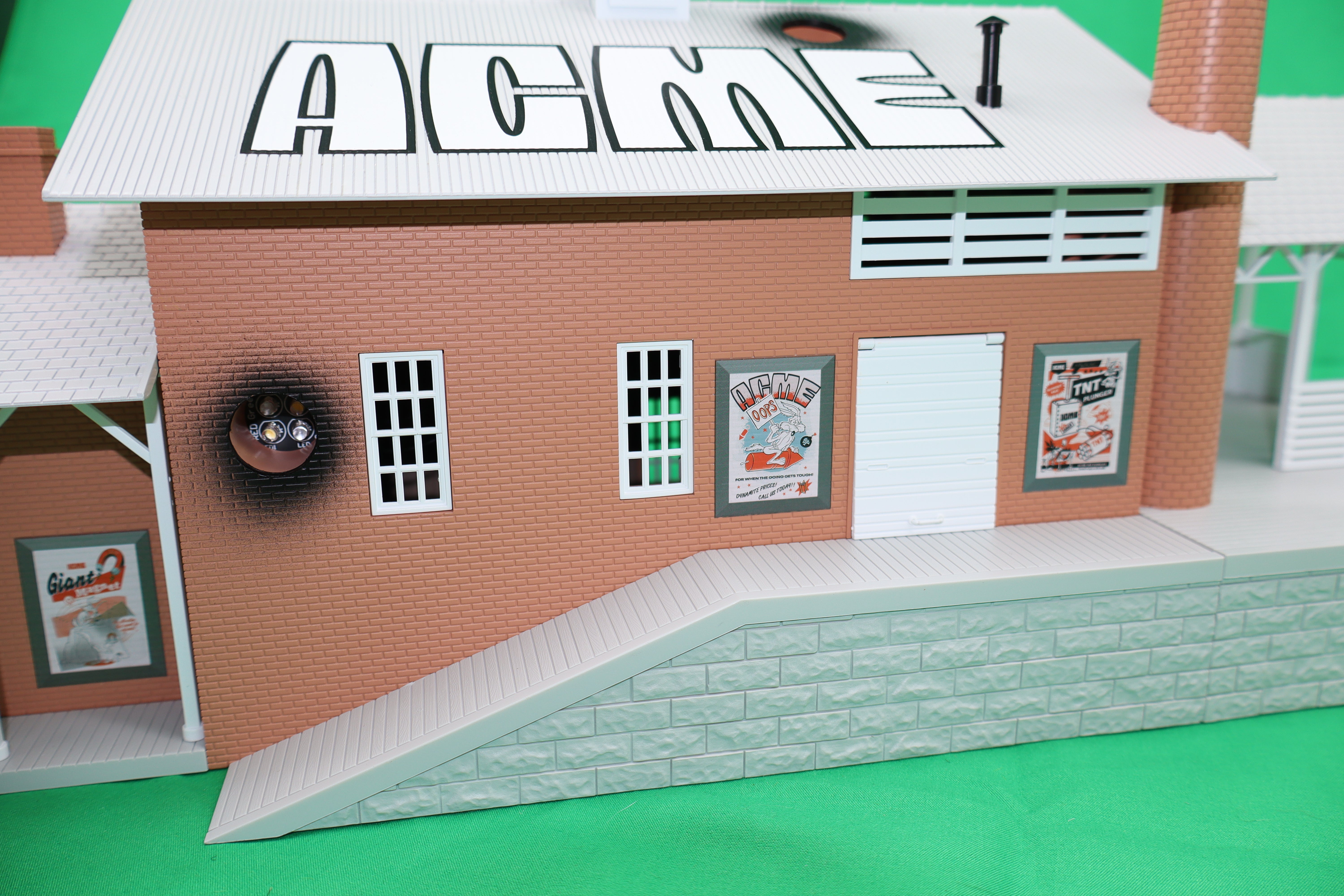 Lionel 2429020 - Looney Tunes - ACME Dynamite Factory Building