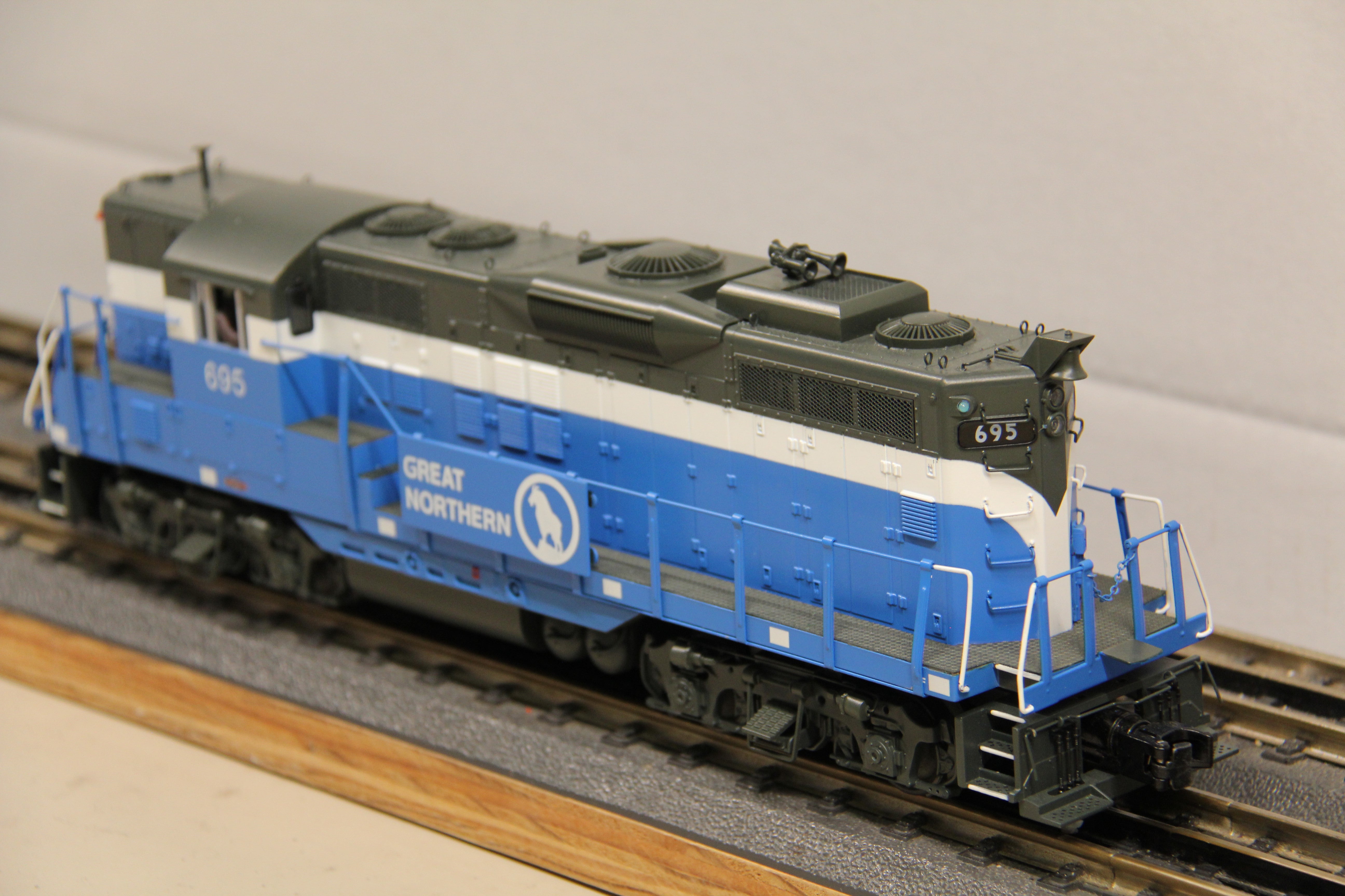MTH 20-21518-1 Great Northern GP-9 Diesel Engine #695-Second hand-M7454 - MrMuffin'sTrains