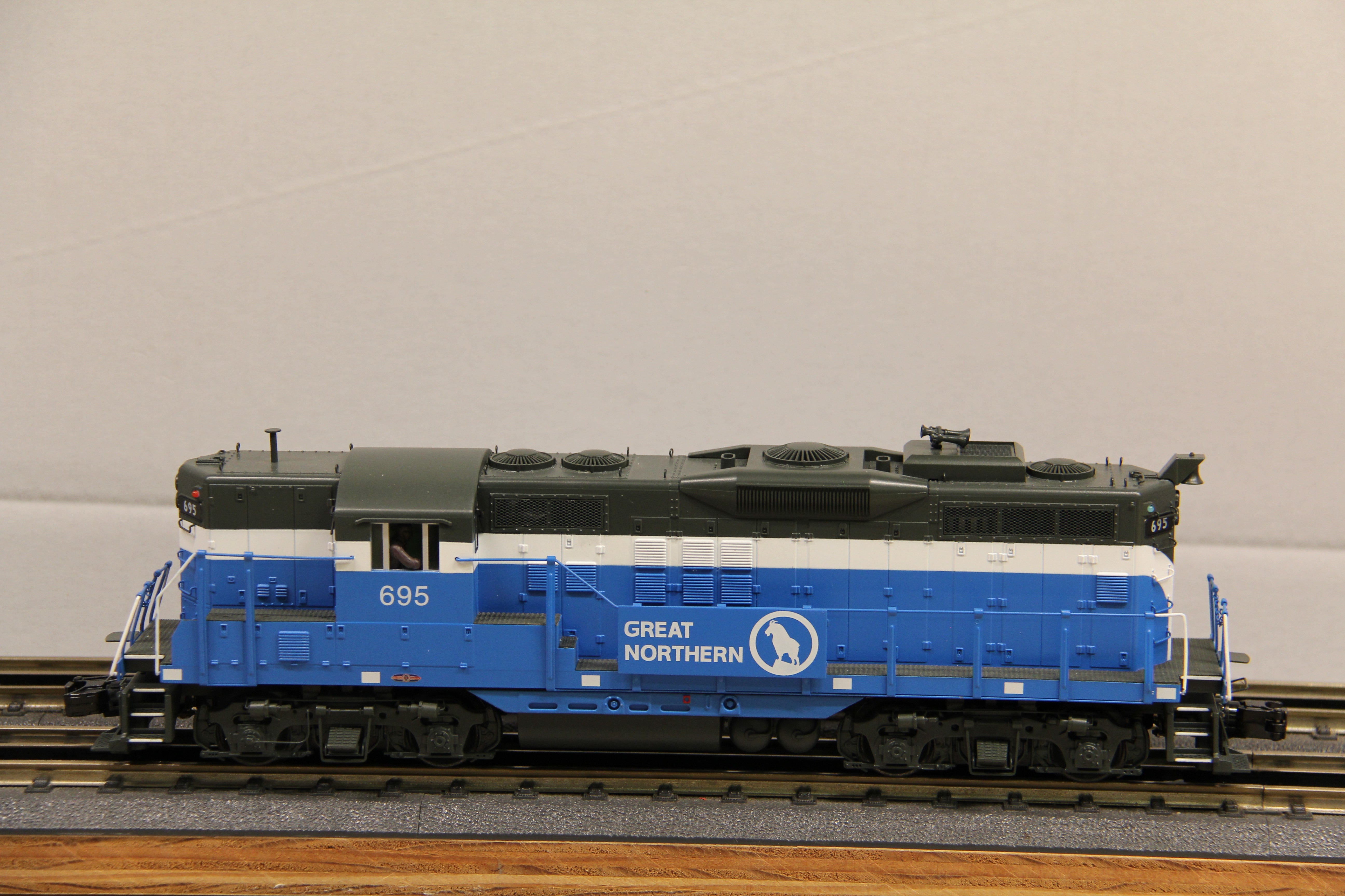 MTH 20-21518-1 Great Northern GP-9 Diesel Engine #695-Second hand-M7454 - MrMuffin'sTrains