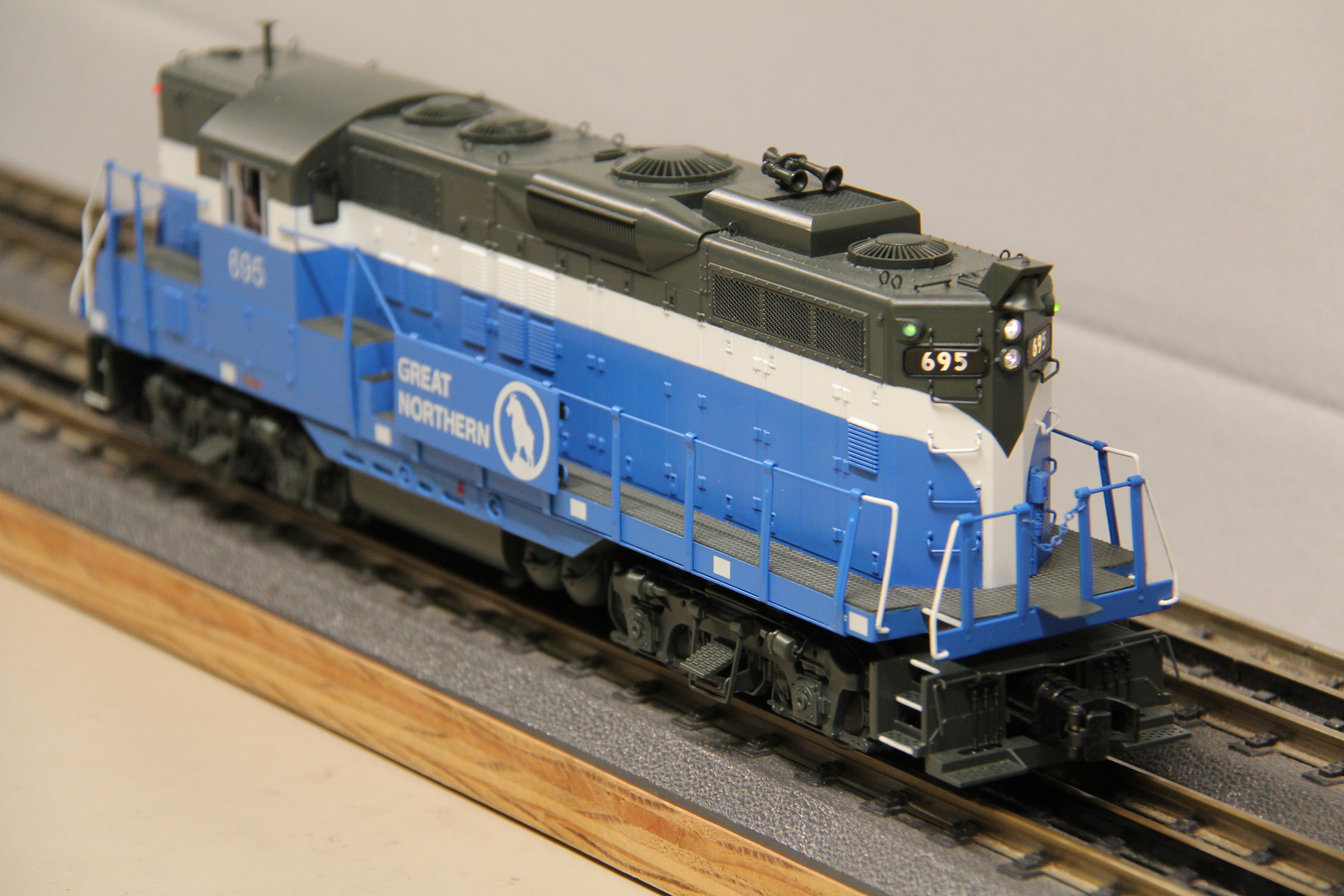 MTH 20-21518-1 Great Northern GP-9 Diesel Engine #695-Second hand-M7454 - MrMuffin'sTrains