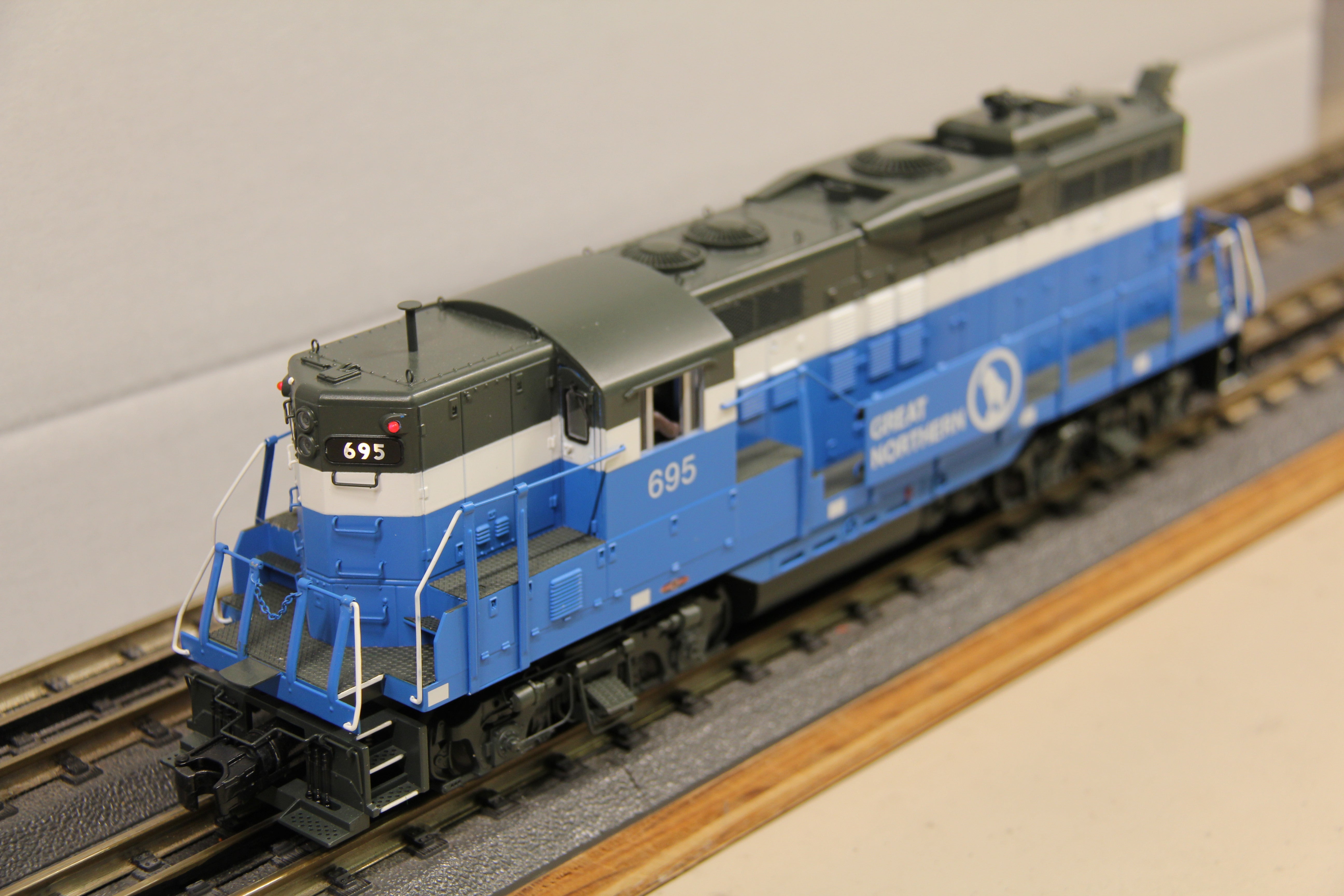 MTH 20-21518-1 Great Northern GP-9 Diesel Engine #695-Second hand-M7454 - MrMuffin'sTrains