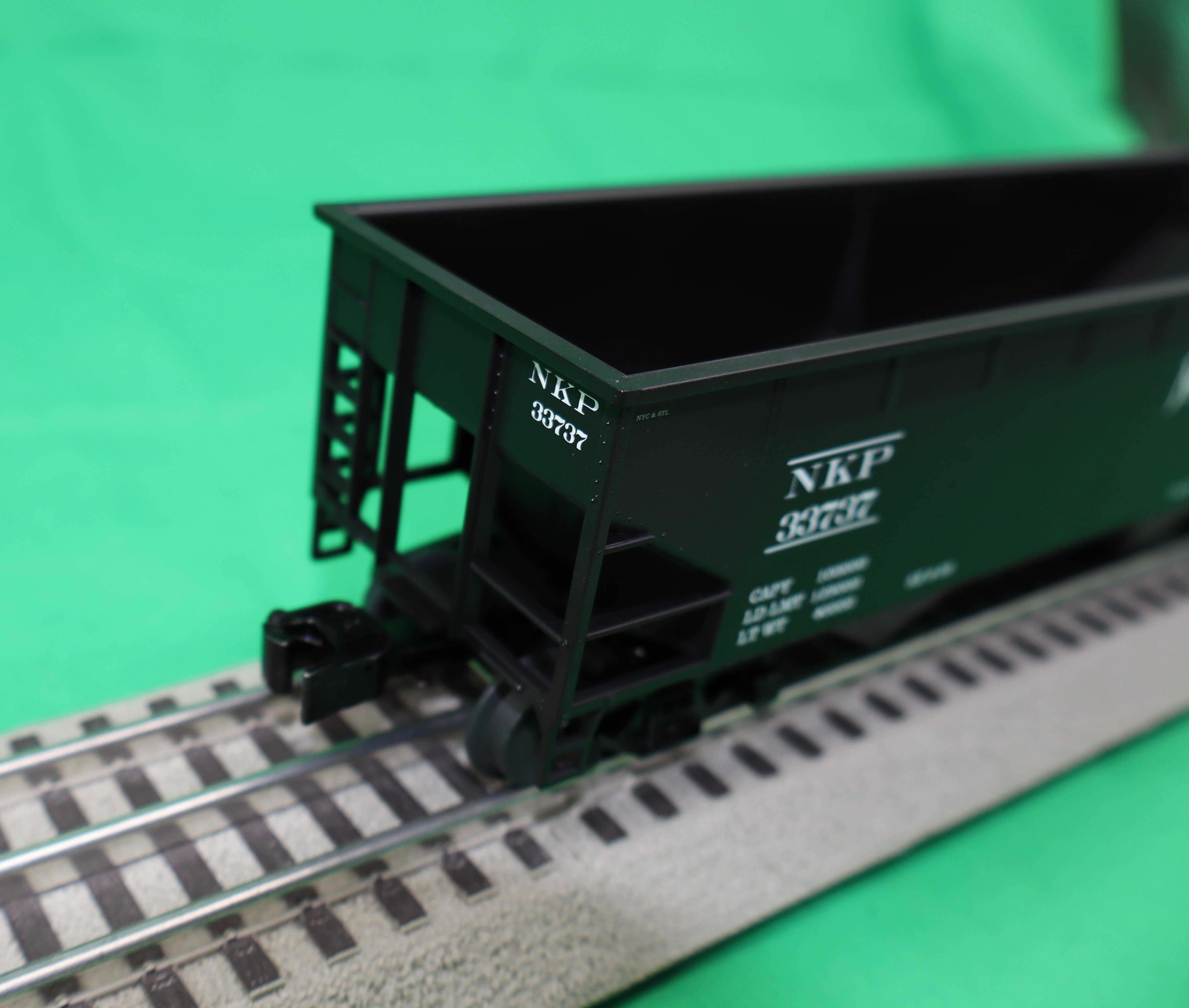 Lionel 2442329 - 2-Bay AAR Hopper Car "Nickel Plate Road" #33737