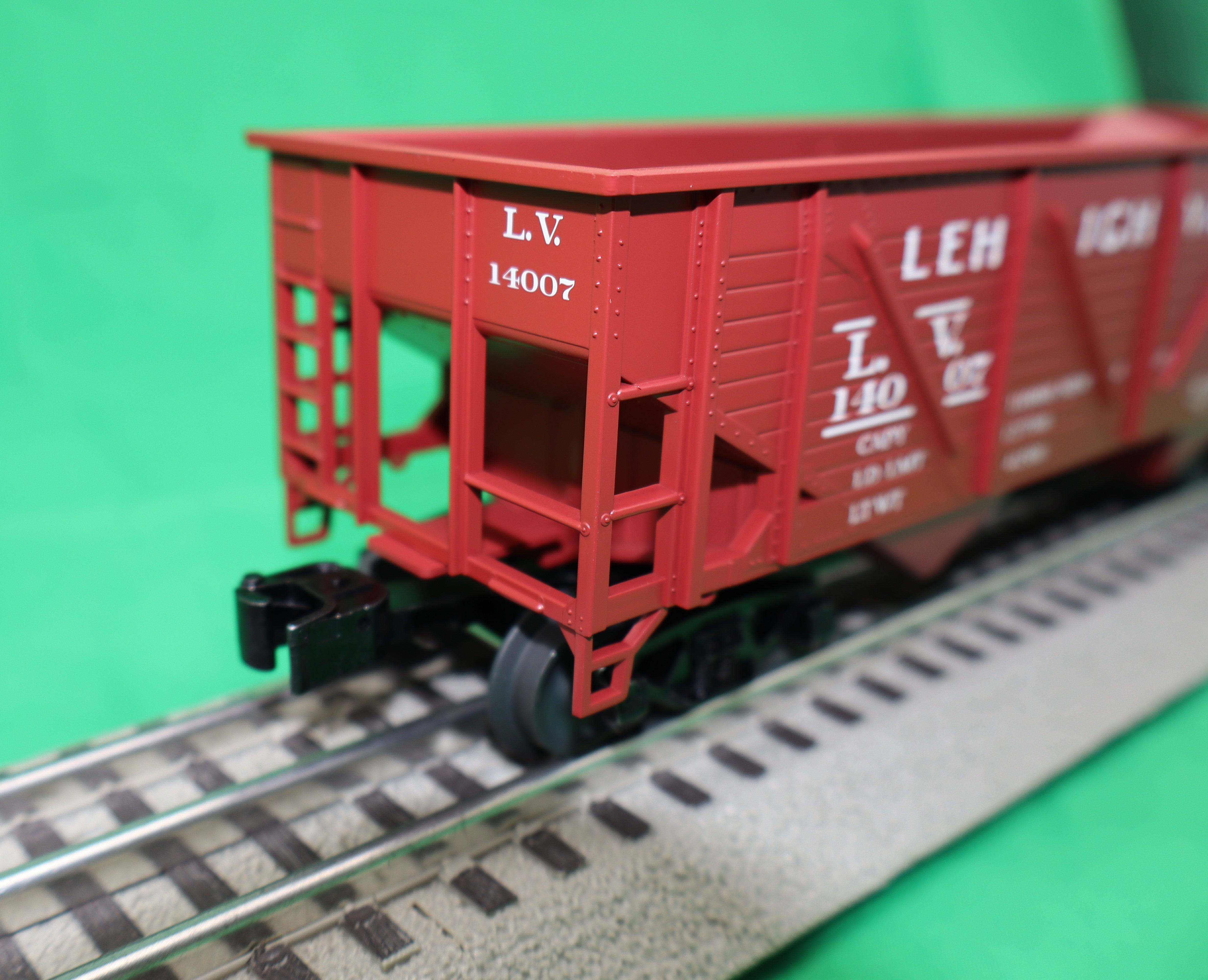 Lionel 2442099 - Composite 2-Bay Hopper "Lehigh Valley" #14007