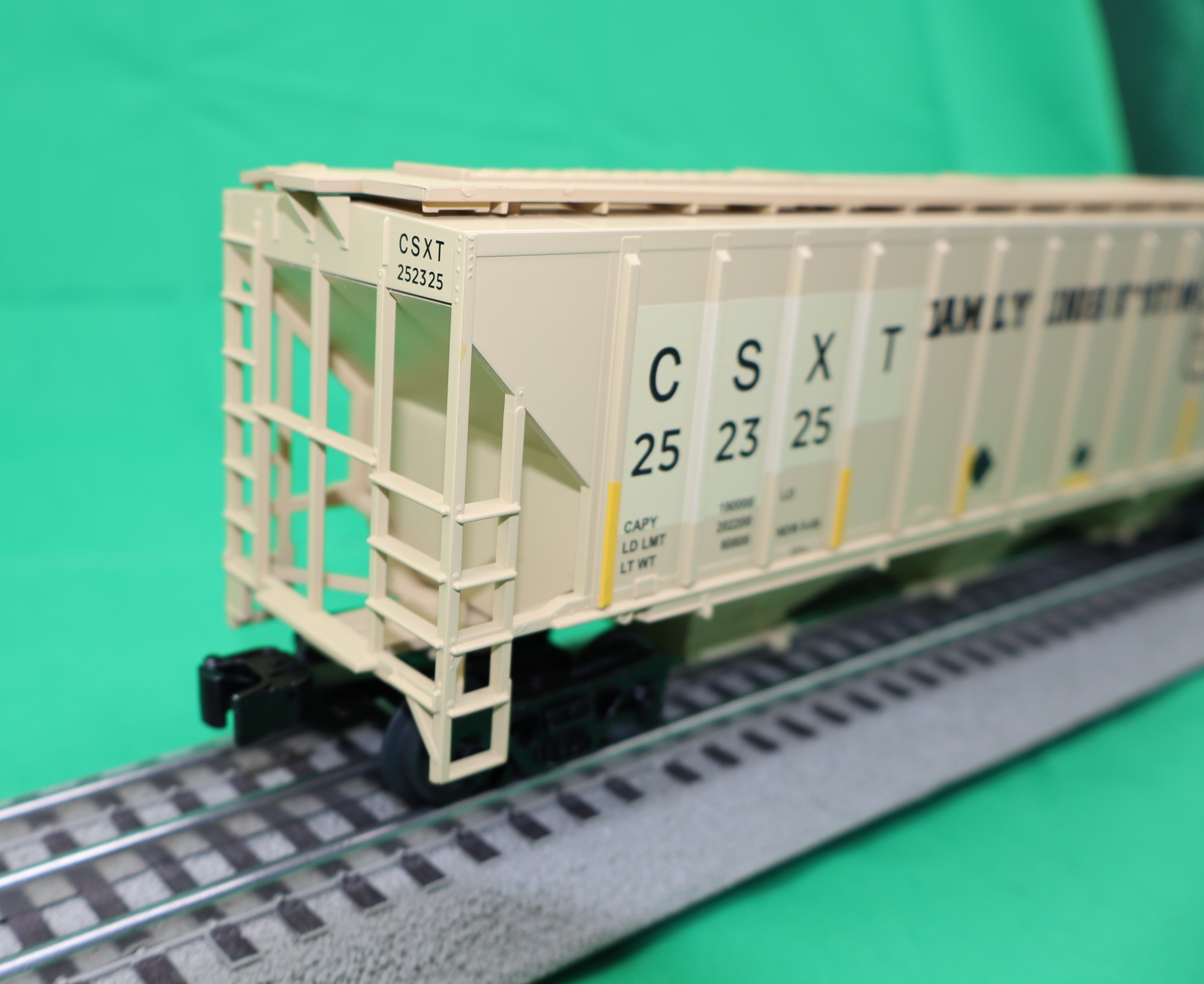 Lionel 2442159 - PS-2CD Covered Hopper "CSX" #252325 (Family Lines)