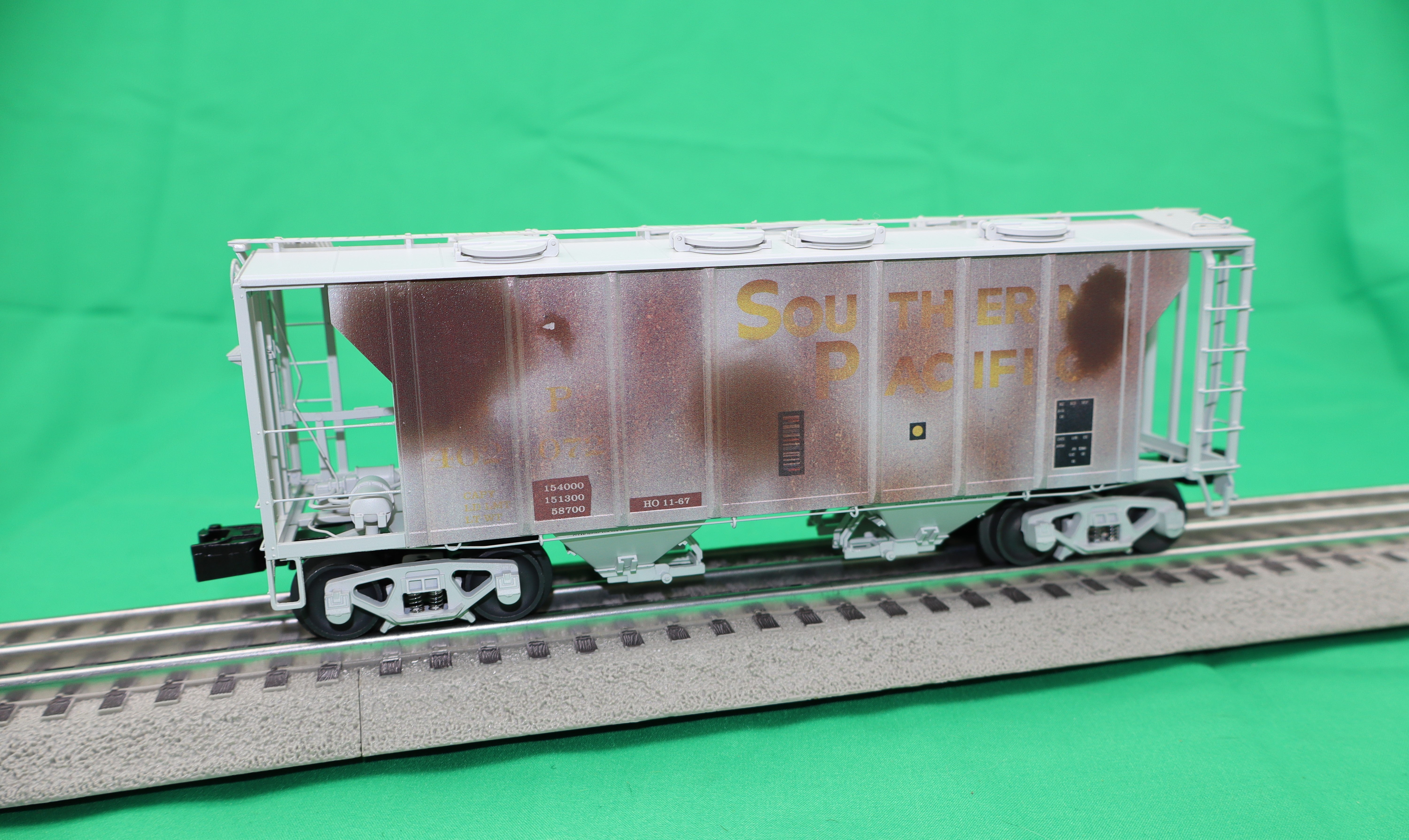 Lionel 2426661 - PS-2 Covered Hopper Car "Southern Pacific" #402148 (Rusty but Trusty)