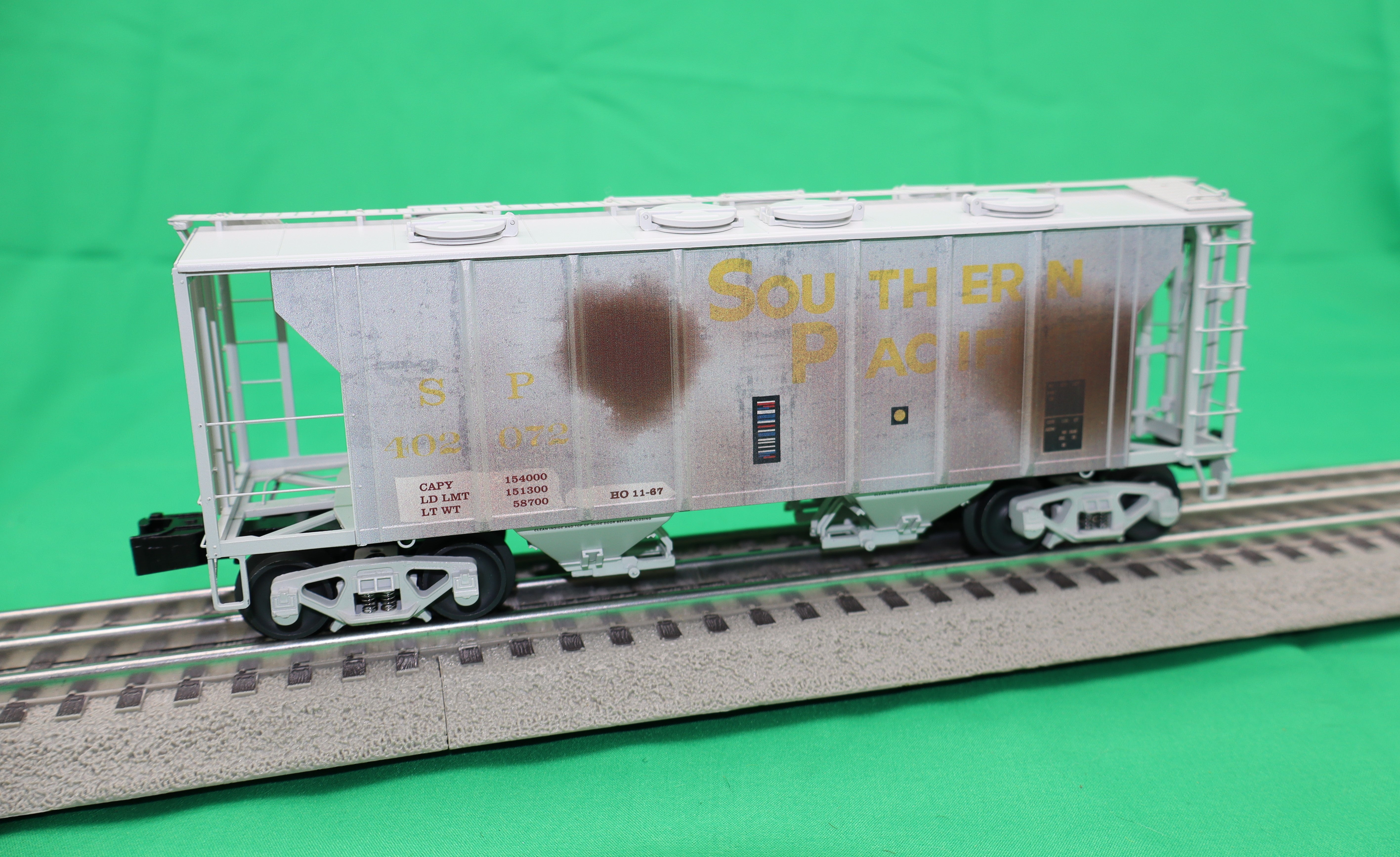 Lionel 2426661 - PS-2 Covered Hopper Car "Southern Pacific" #402148 (Rusty but Trusty)