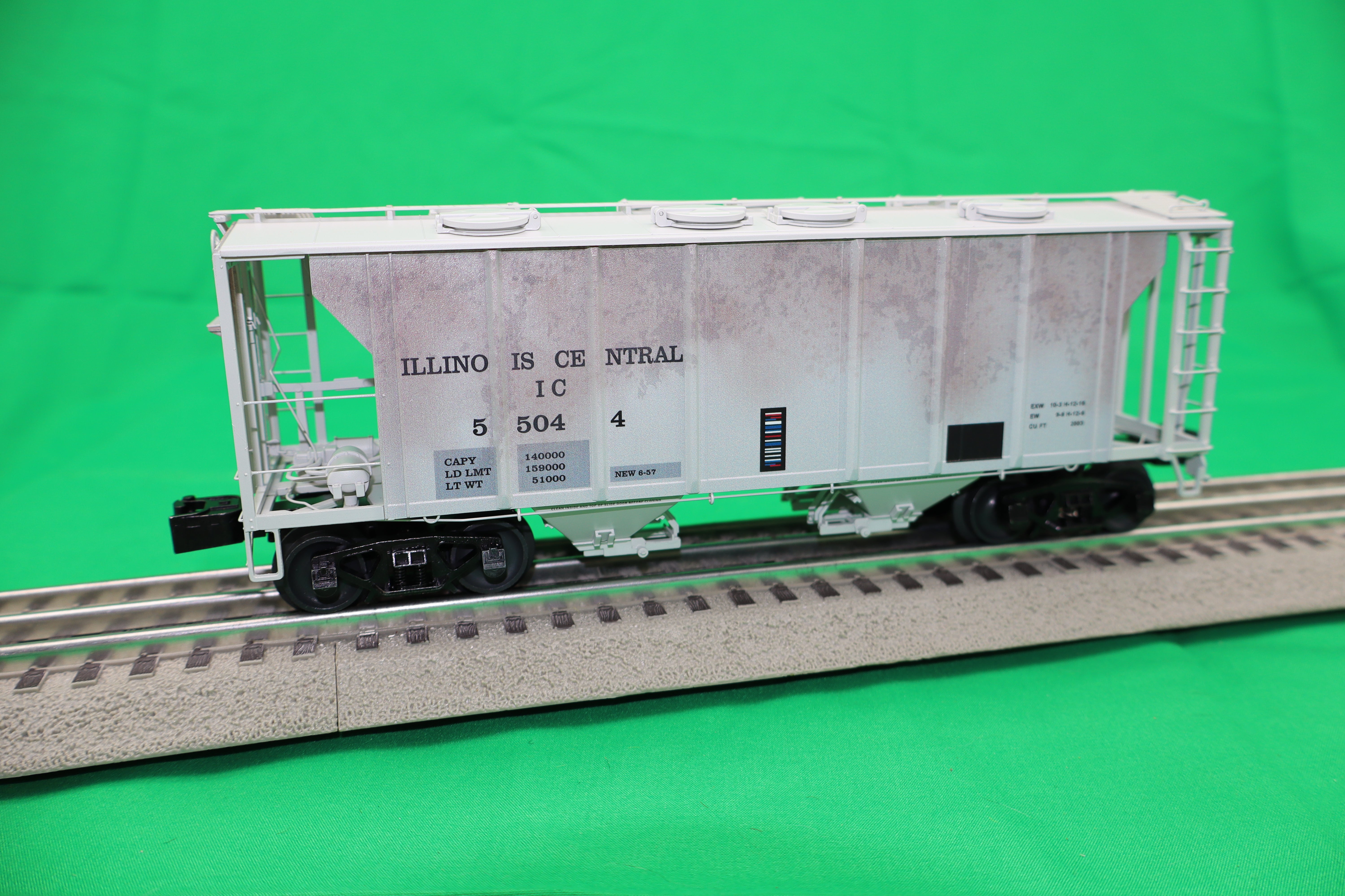 Lionel 2426651 - PS-2 Covered Hopper Car "Illinois Central" #55012 (Rusty but Trusty)