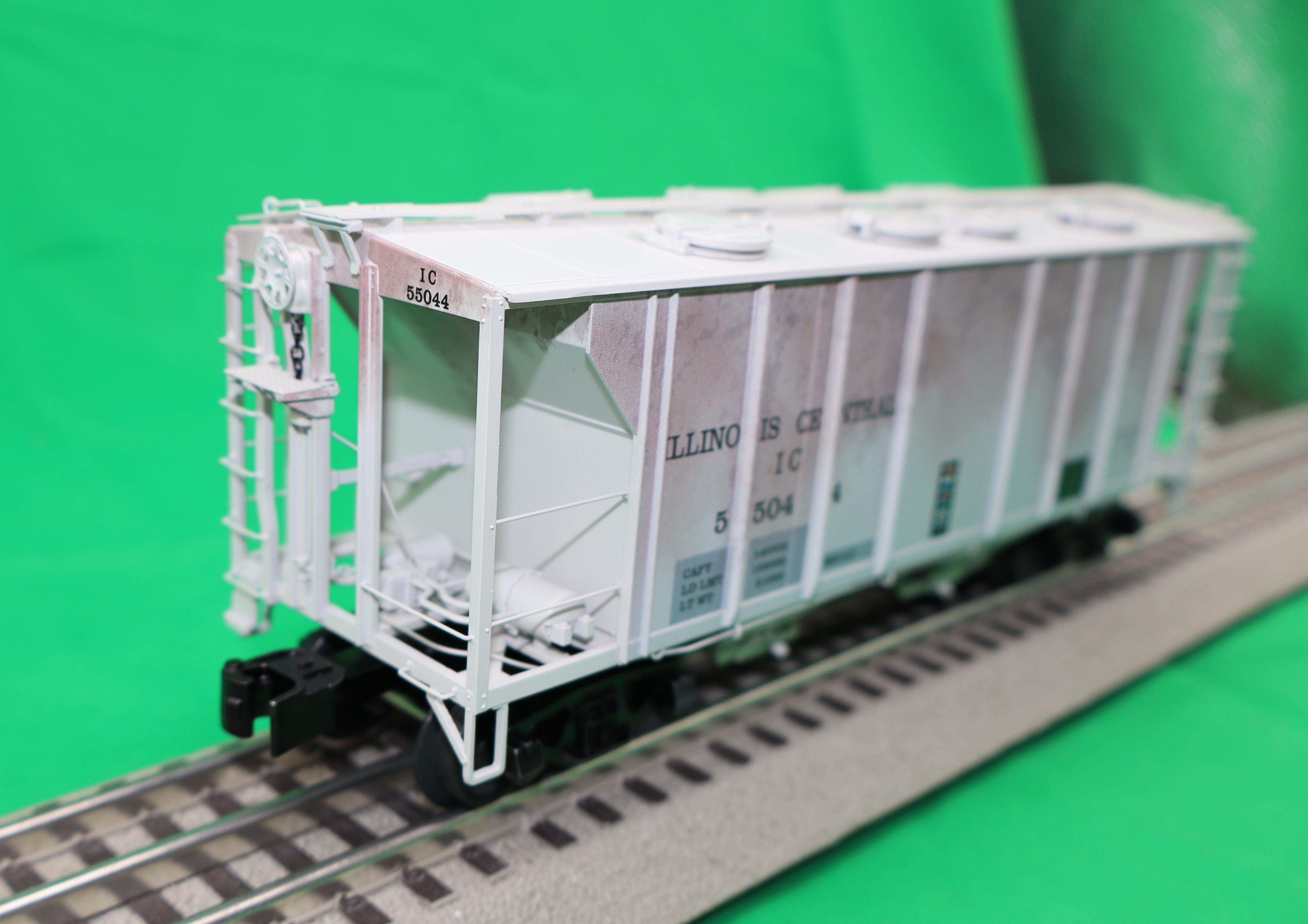 Lionel 2426651 - PS-2 Covered Hopper Car "Illinois Central" #55012 (Rusty but Trusty)