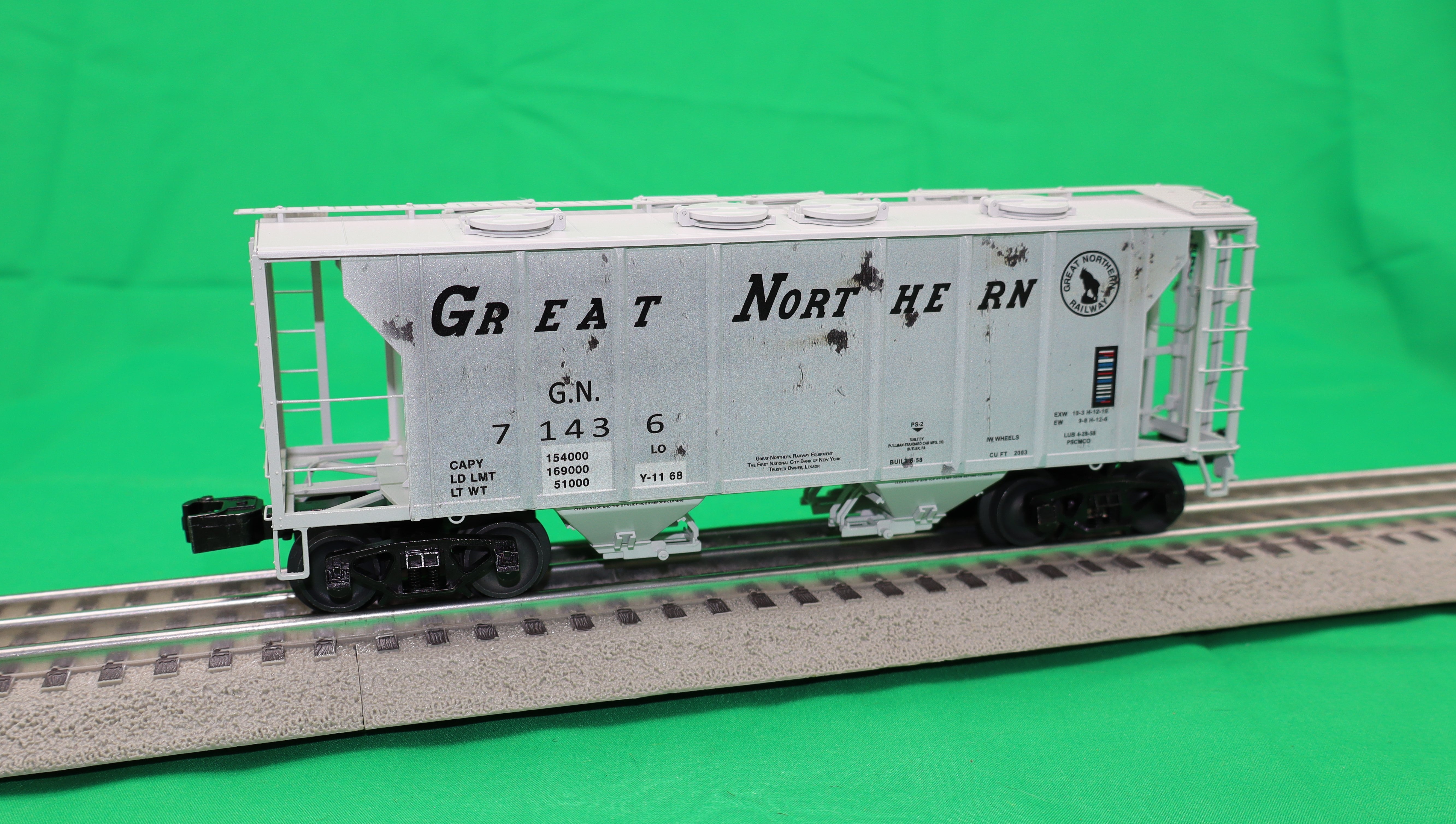 Lionel 2426641 - PS-2 Covered Hopper Car "Great Northern" #71436 (Rusty but Trusty)