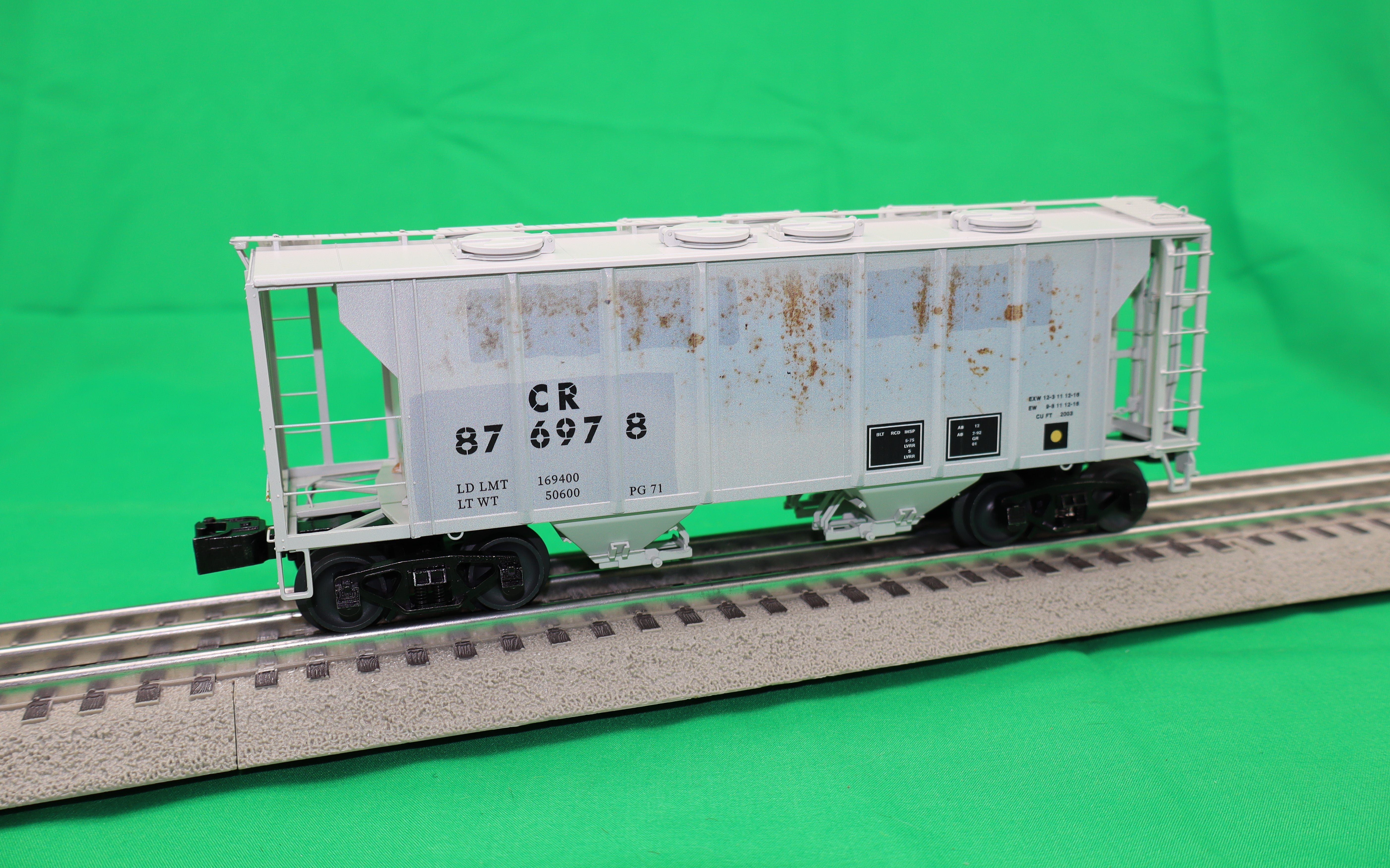 Lionel 2426631 - PS-2 Covered Hopper Car "Conrail" #876978 (Rusty but Trusty)