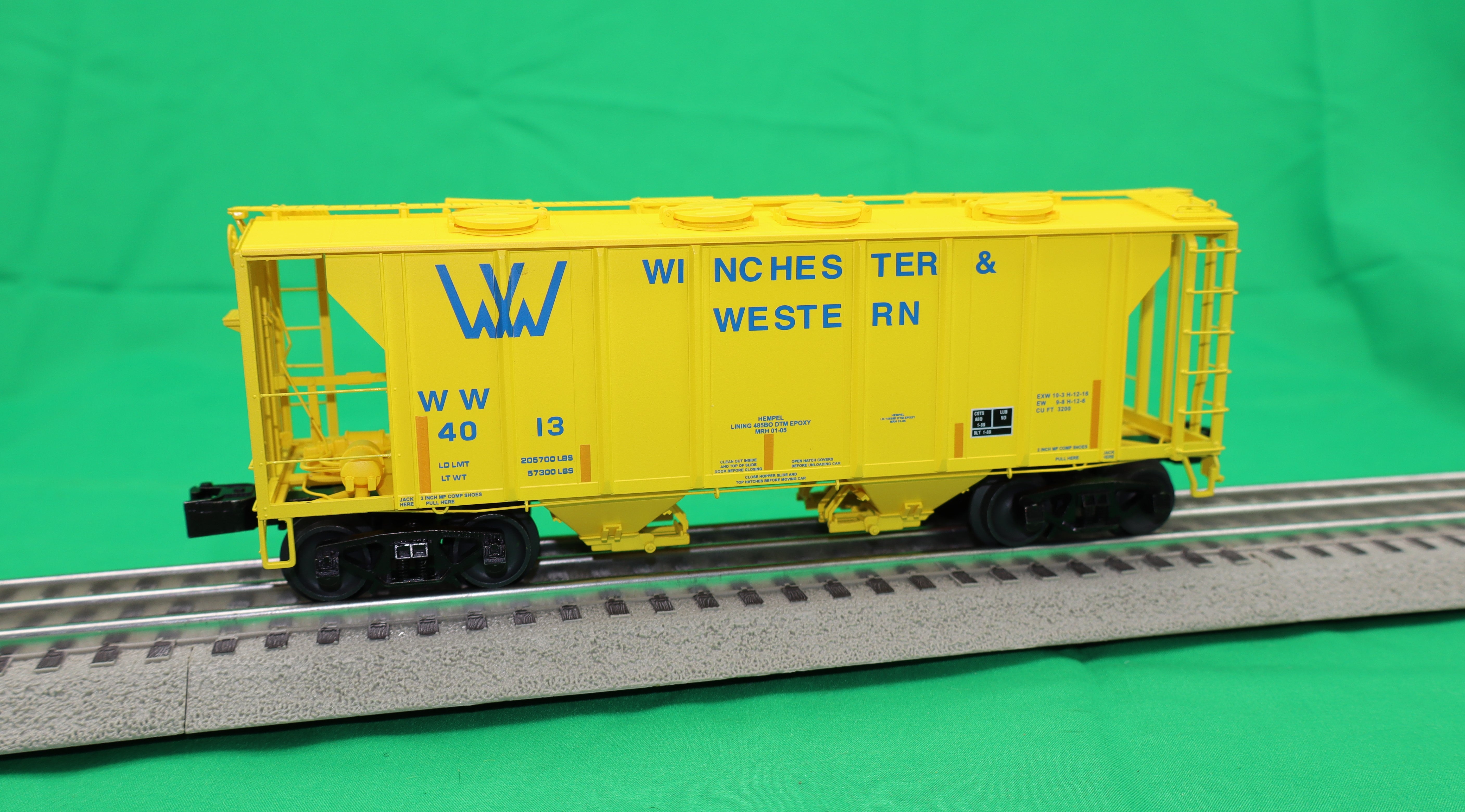 Lionel 2426670 - PS-2 Covered Hopper Car "Winchester & Western" #4013