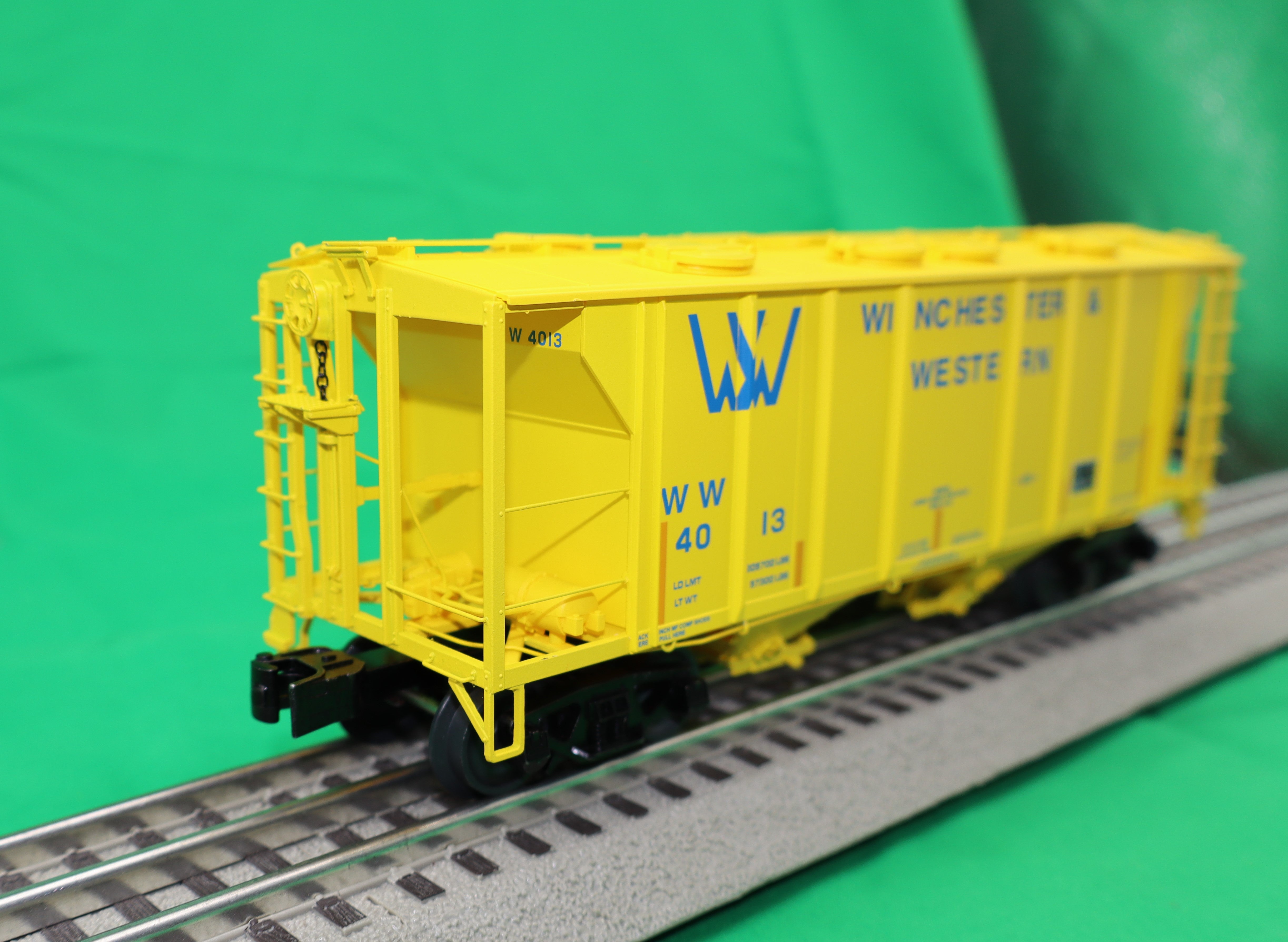 Lionel 2426670 - PS-2 Covered Hopper Car "Winchester & Western" #4013