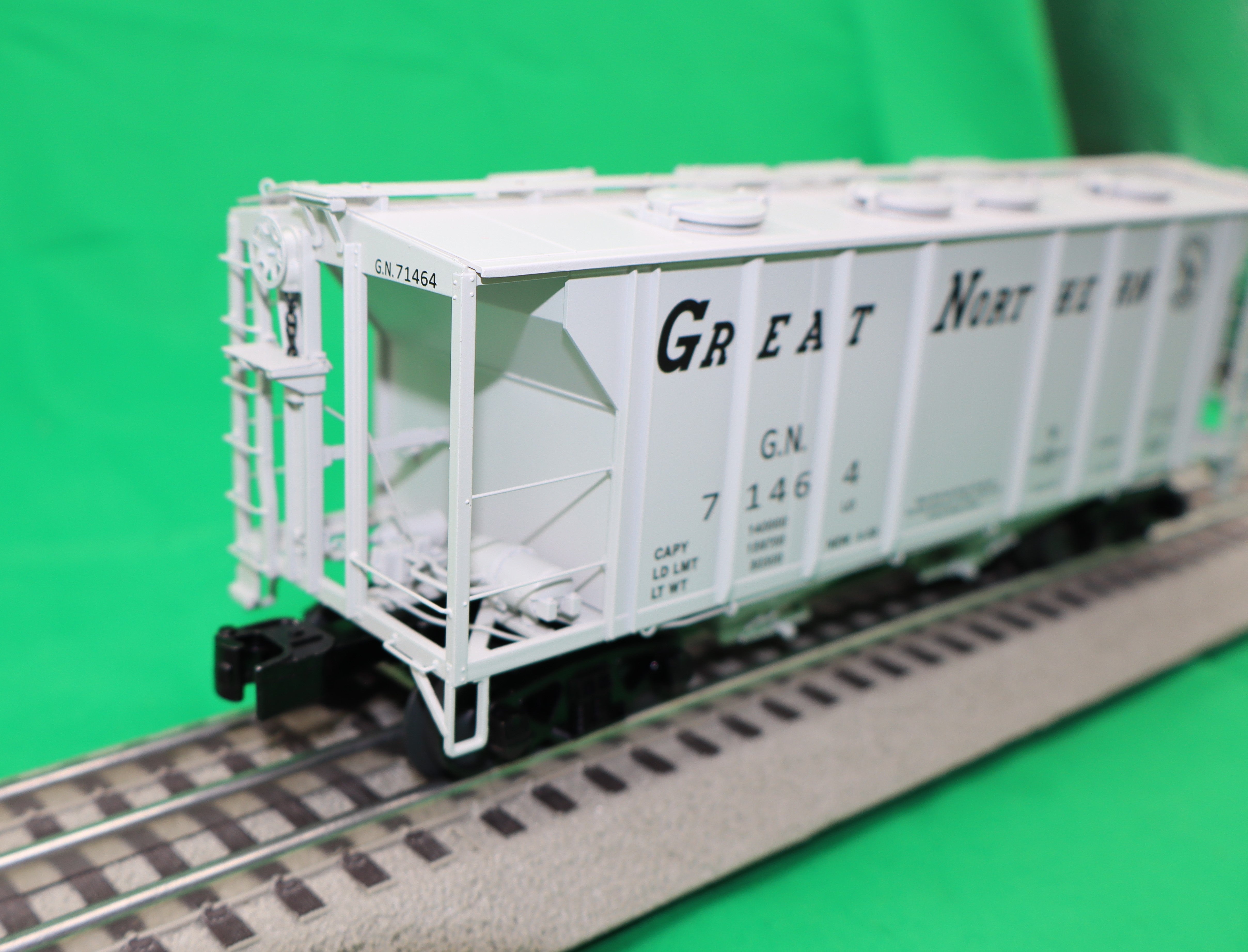 Lionel 2426640 - PS-2 Covered Hopper Car "Great Northern" #71464