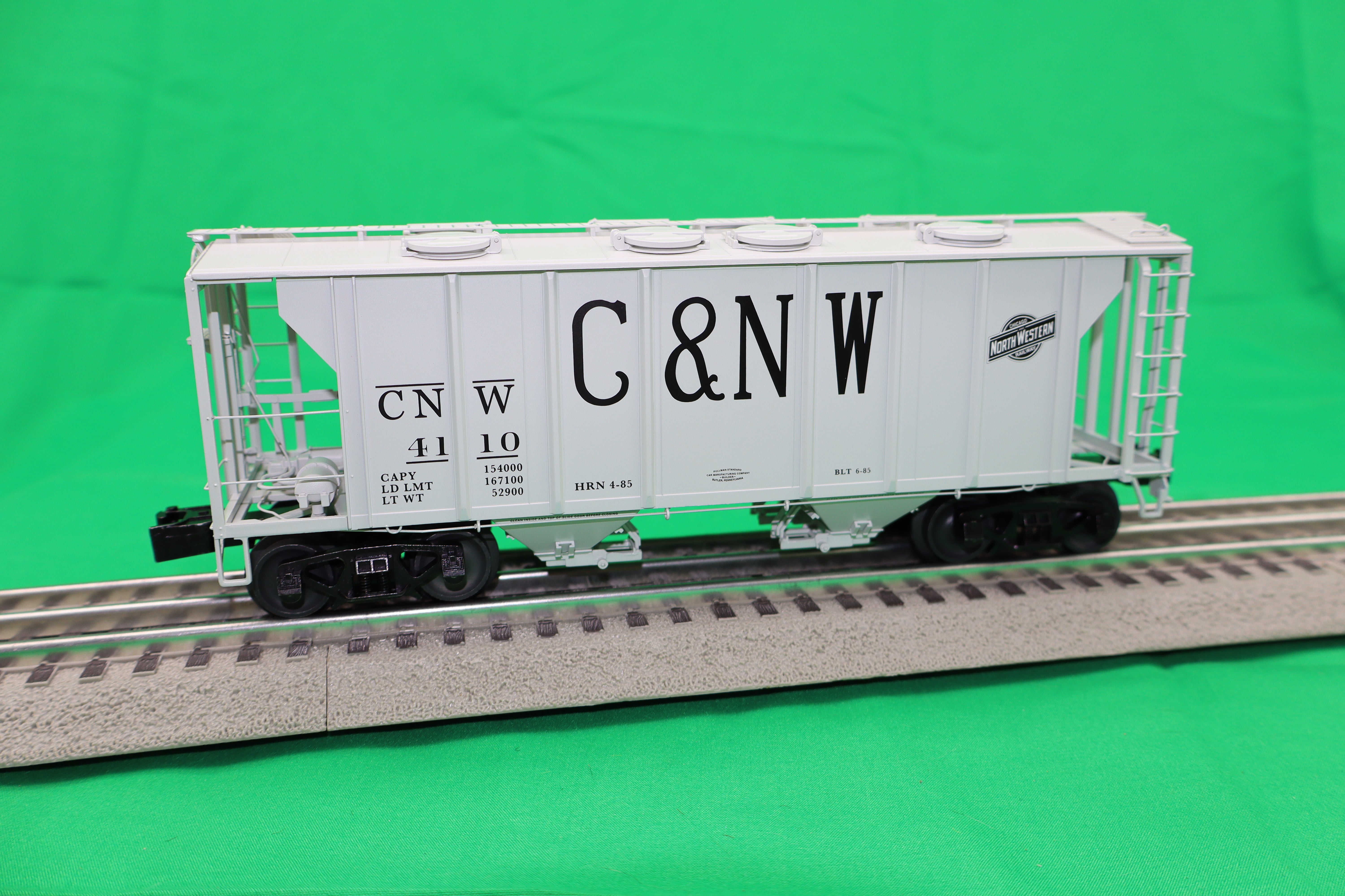 Lionel 2426620 - PS-2 Covered Hopper Car "Chicago & North Western" #4110