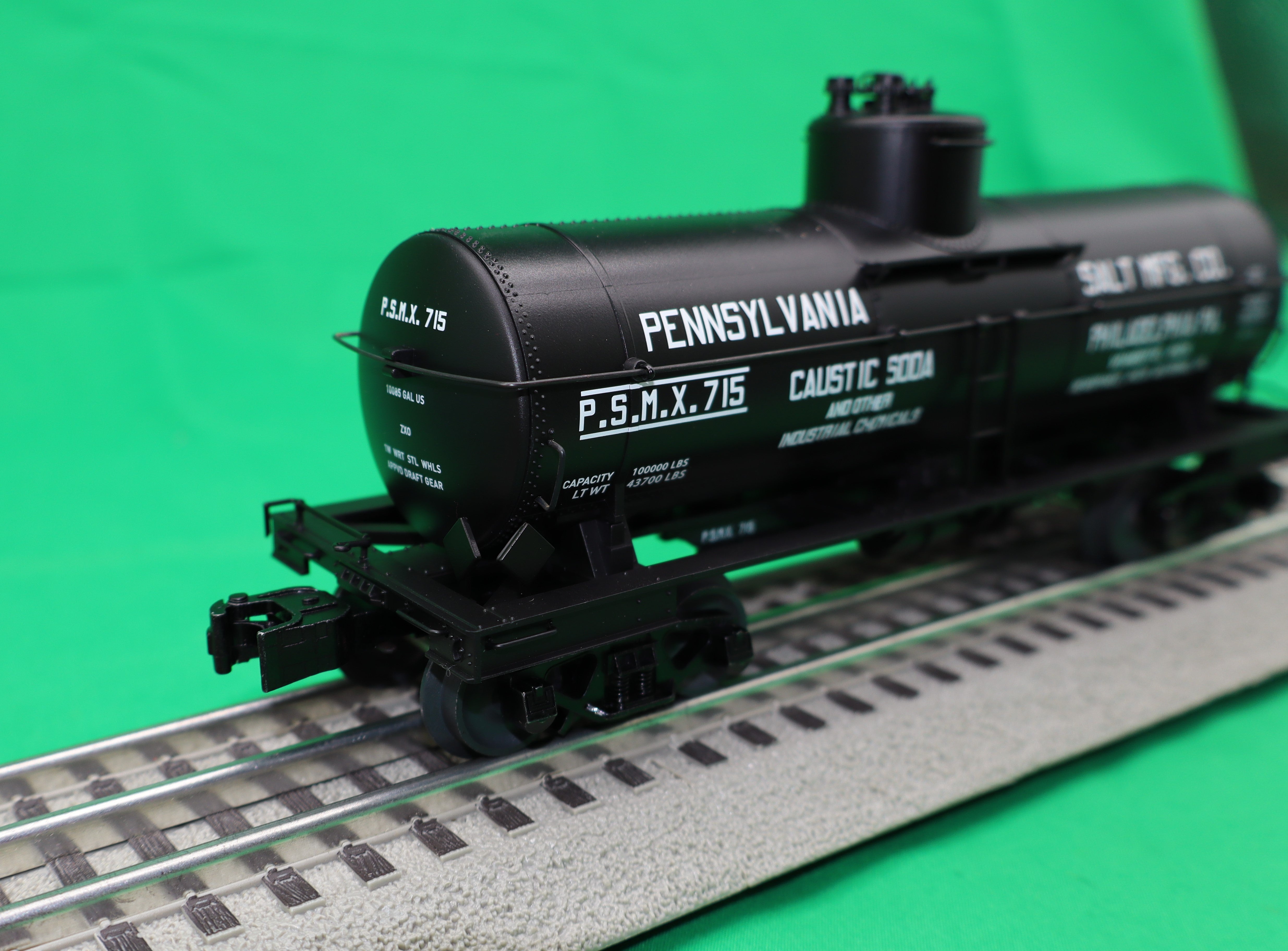 Lionel 2426560 - 8k Gallon Tank Car "Penn Salt" #715