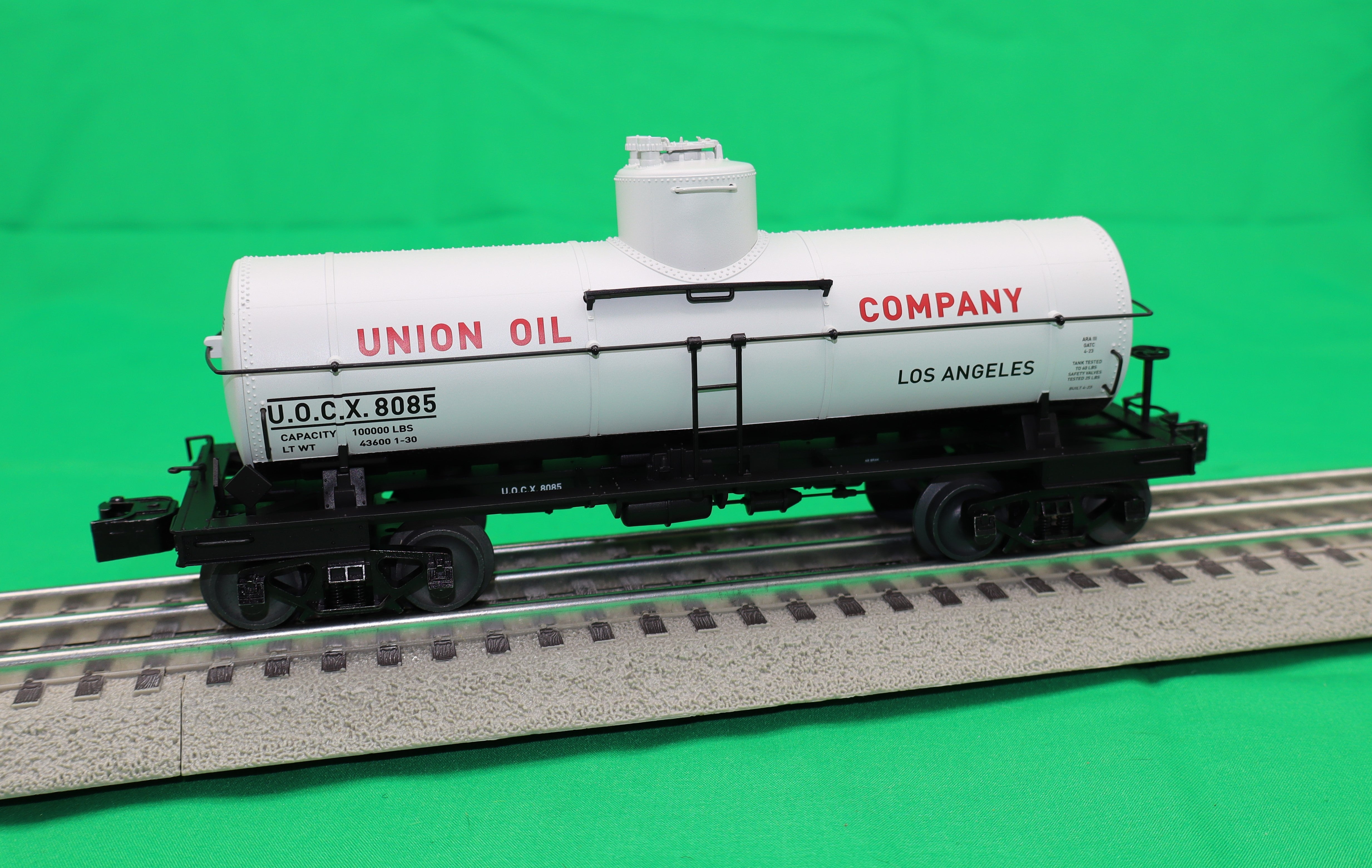 Lionel 2426590 - 8k Gallon Tank Car "Union Oil" #8085