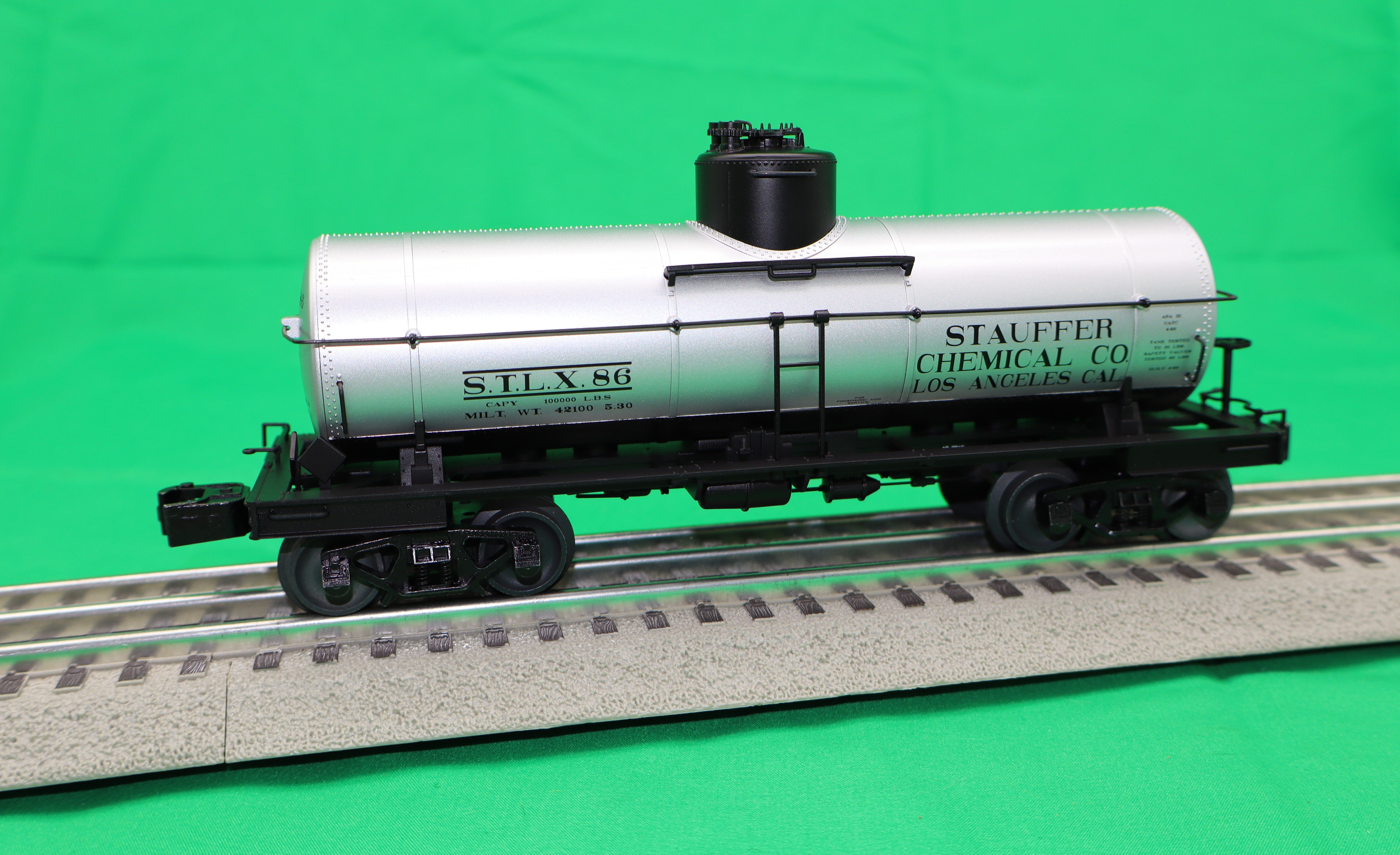 Lionel 2426580 - 8k Gallon Tank Car "Stauffer Chemical" #86