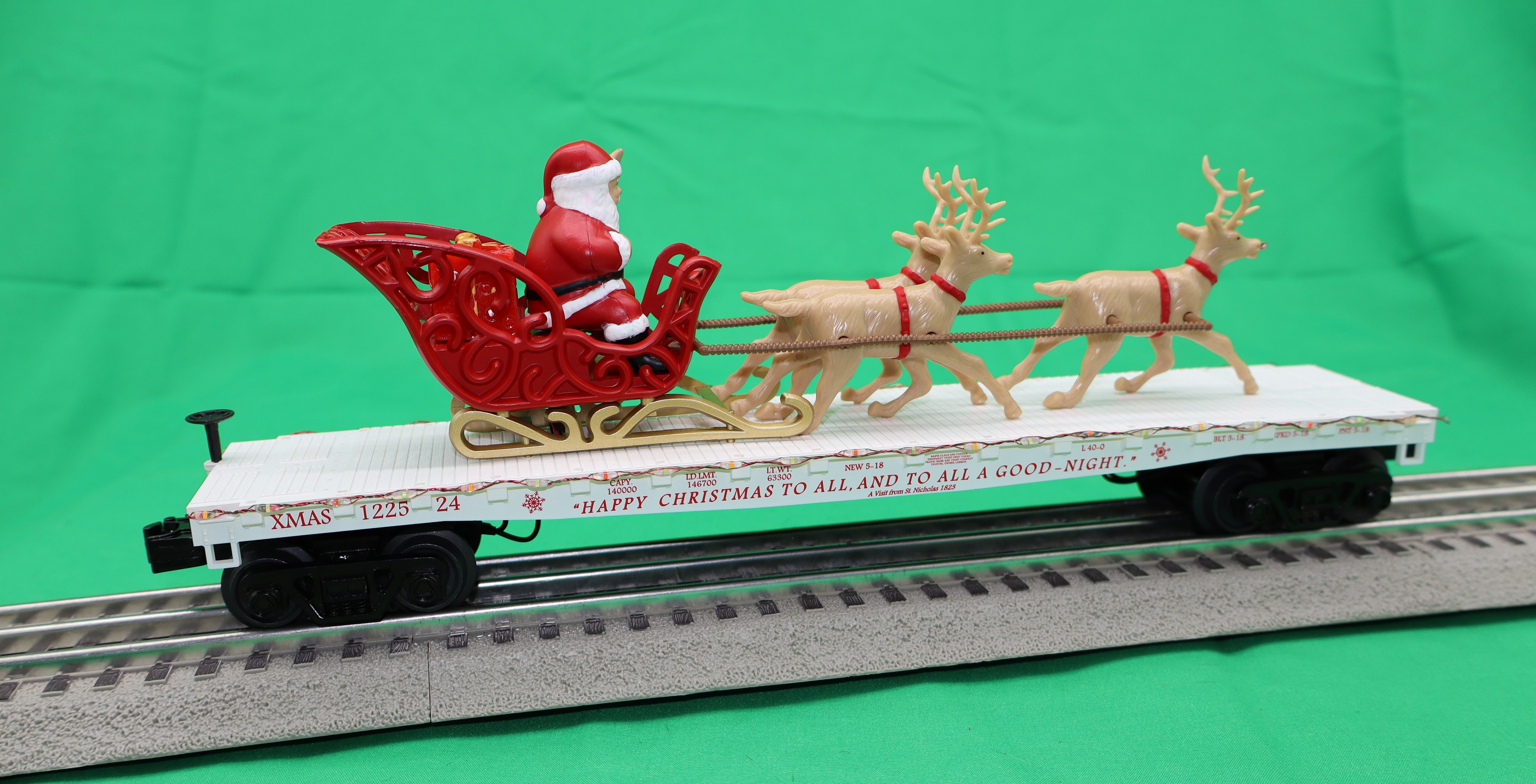 MTH 30-76919 - Flat Car "Christmas" #122524 w/ LED Lights, Santa Sleigh & Reindeer (White)