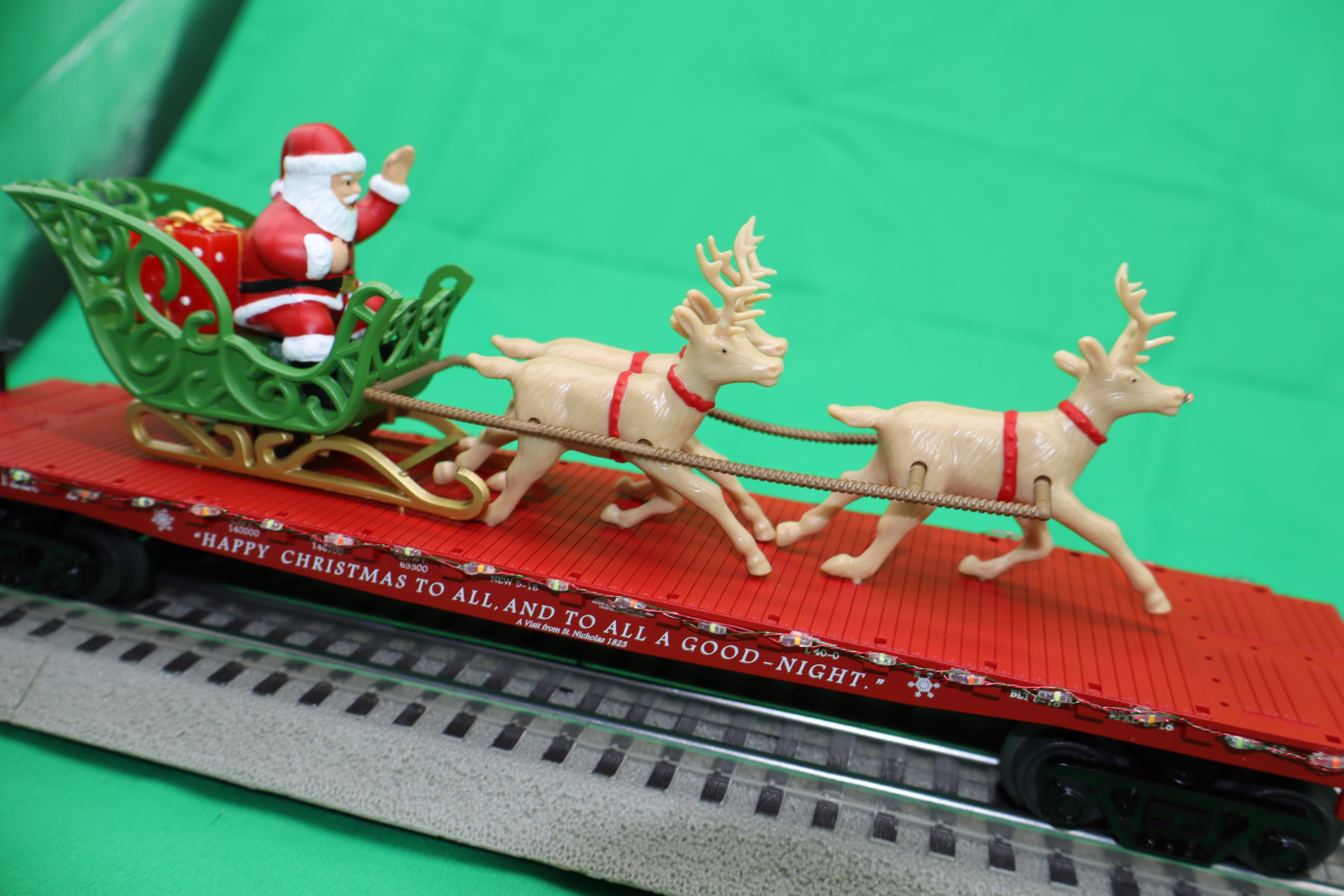 MTH 30-76917 - Flat Car "Christmas" #122524 w/ LED Lights, Santa Sleigh & Reindeer (Red)