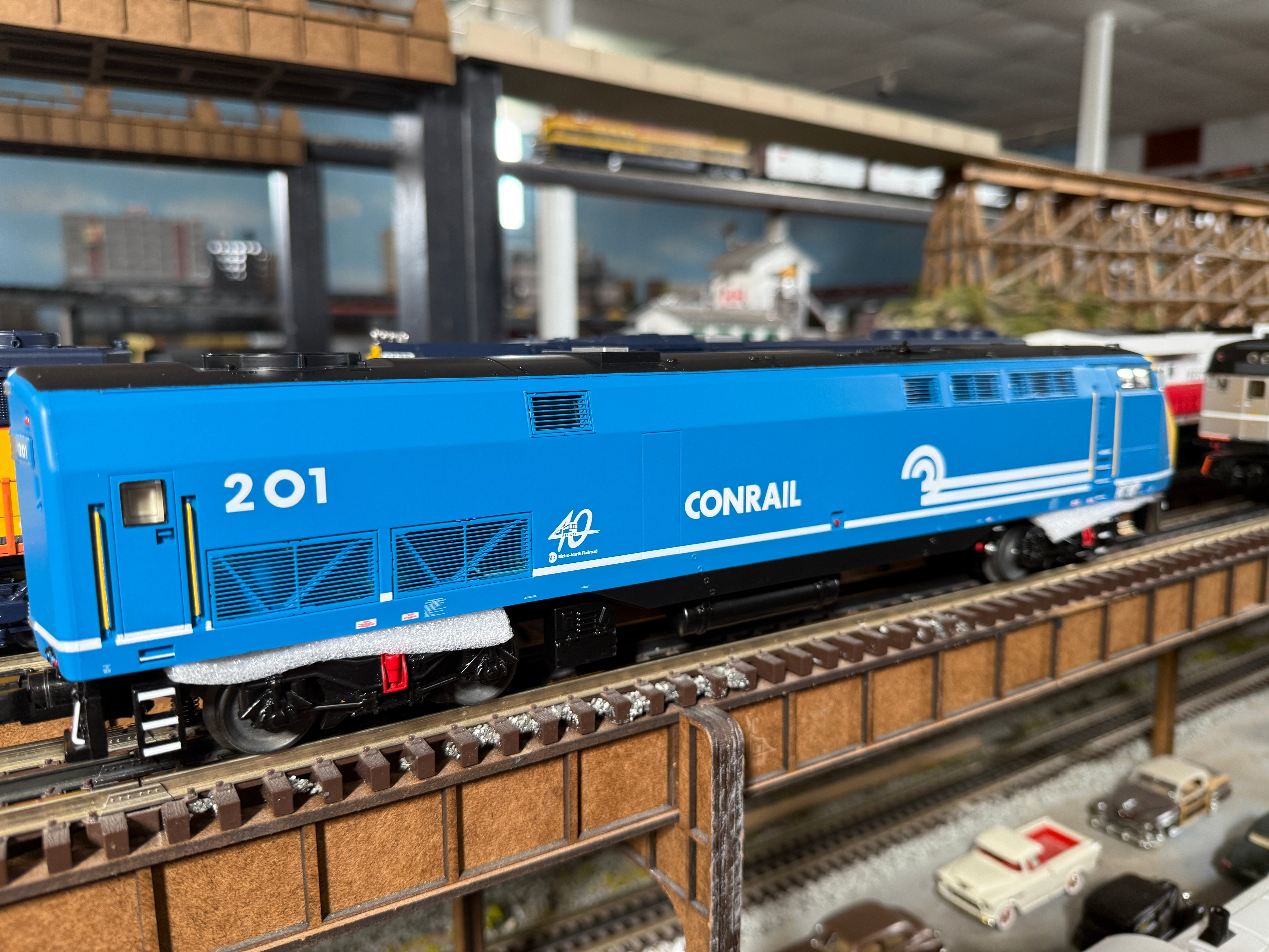 Atlas O 30138326 - Premier - P42 Genesis Diesel Locomotive "Metro North" #201 (Conrail Heritage)