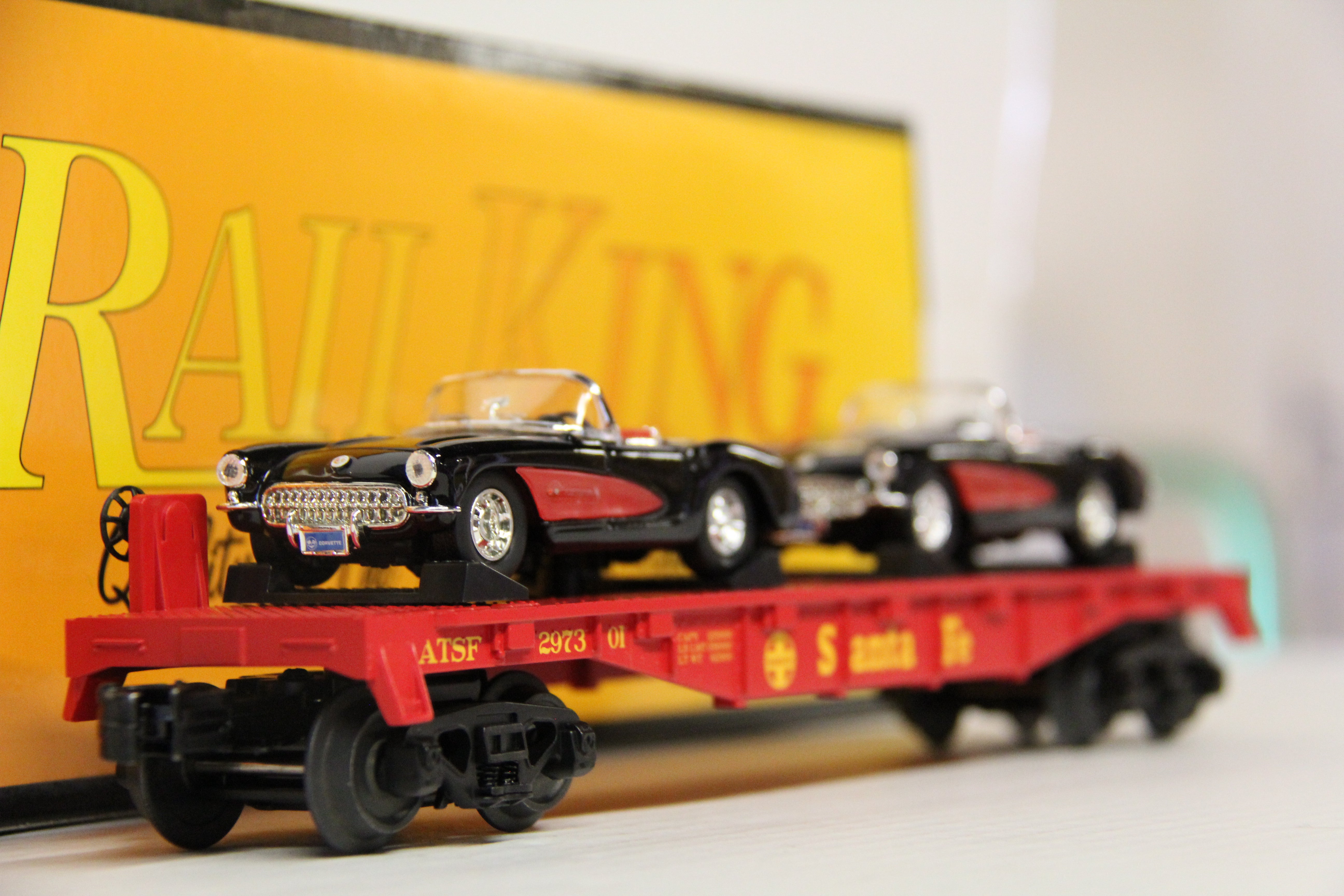 Rail King 30-76876 Santa Fe Flat Car w/ 2 1957 Chevy Corvettes-Second hand-M6232
