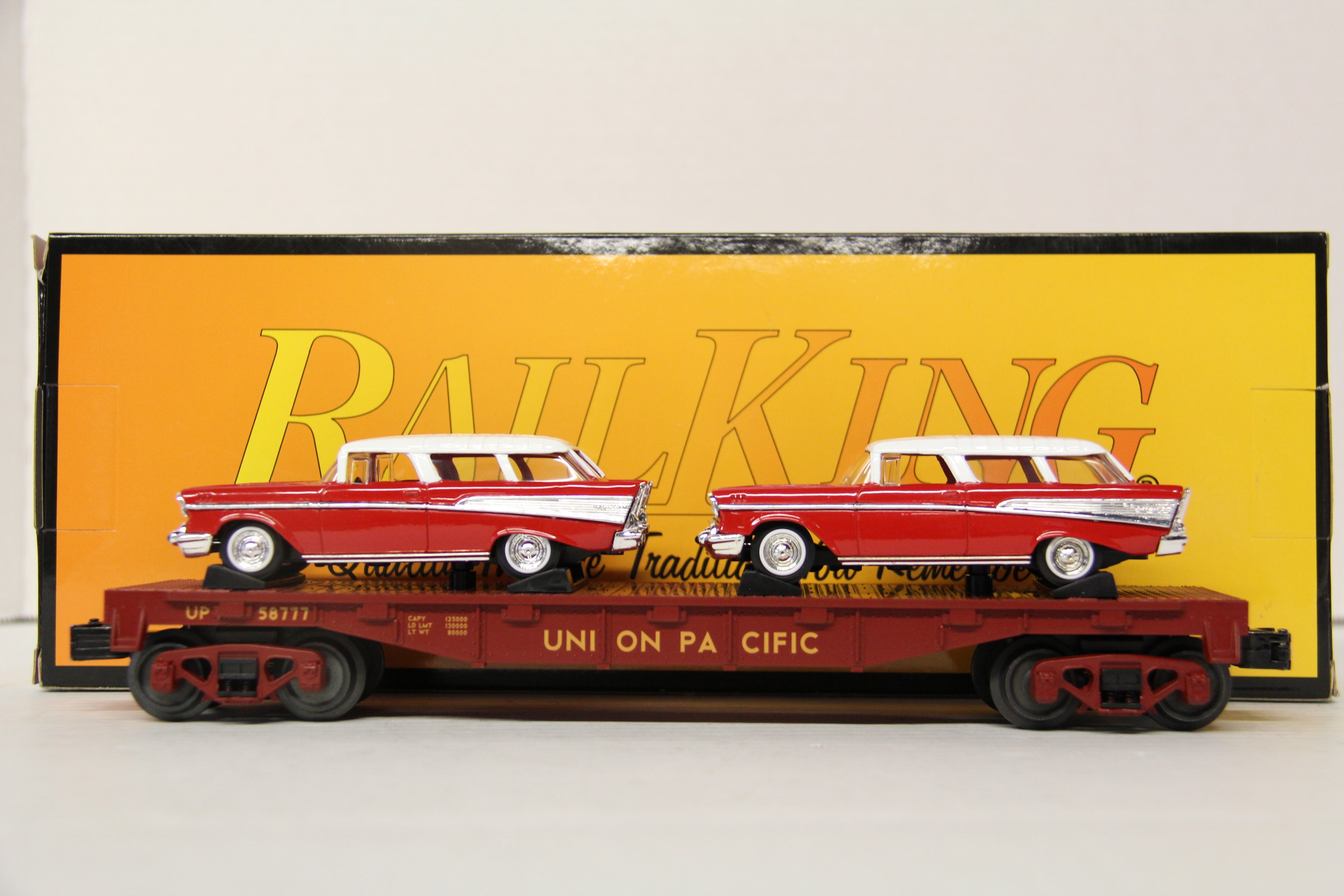 Rail King 30-76874 Union Pacific Flat Car w/ (2) 1957 Chevy Nomads-Second hand-M6235
