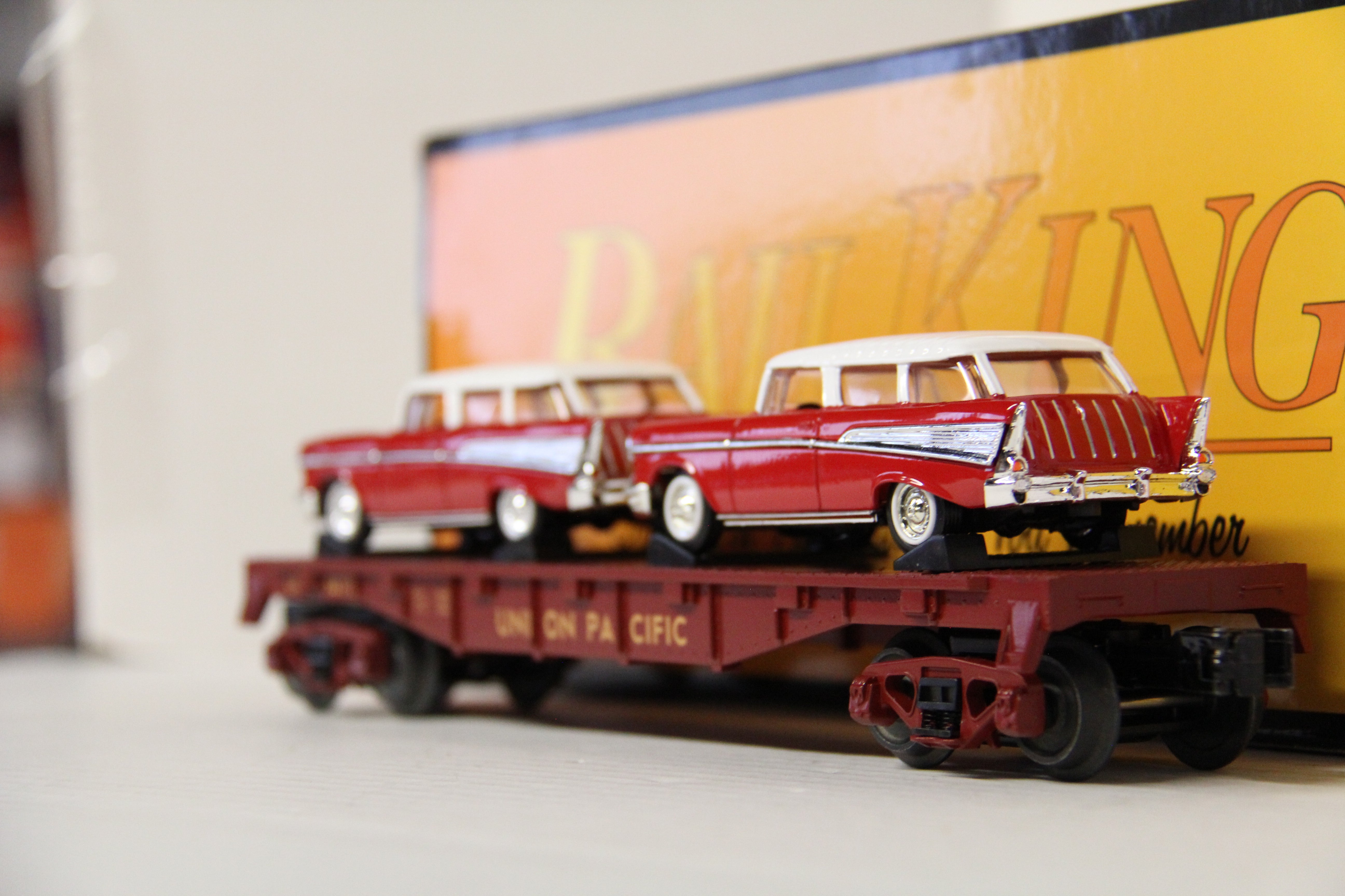 Rail King 30-76874 Union Pacific Flat Car w/ (2) 1957 Chevy Nomads-Second hand-M6235