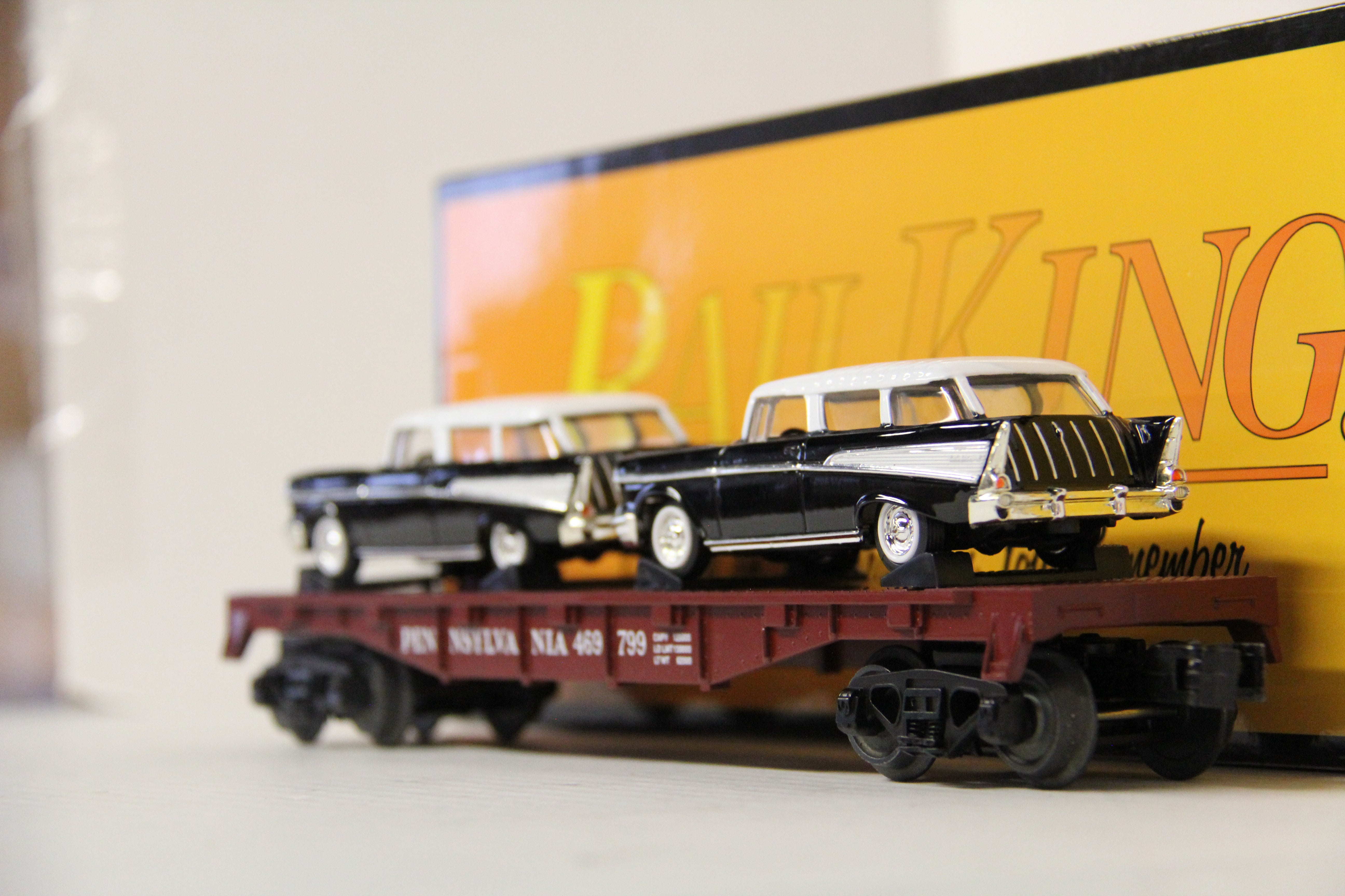 Rail King 30-76873 Pennsylvania Flat Car w/ (2) 1957 Chevy Nomads-Second hand-M6236