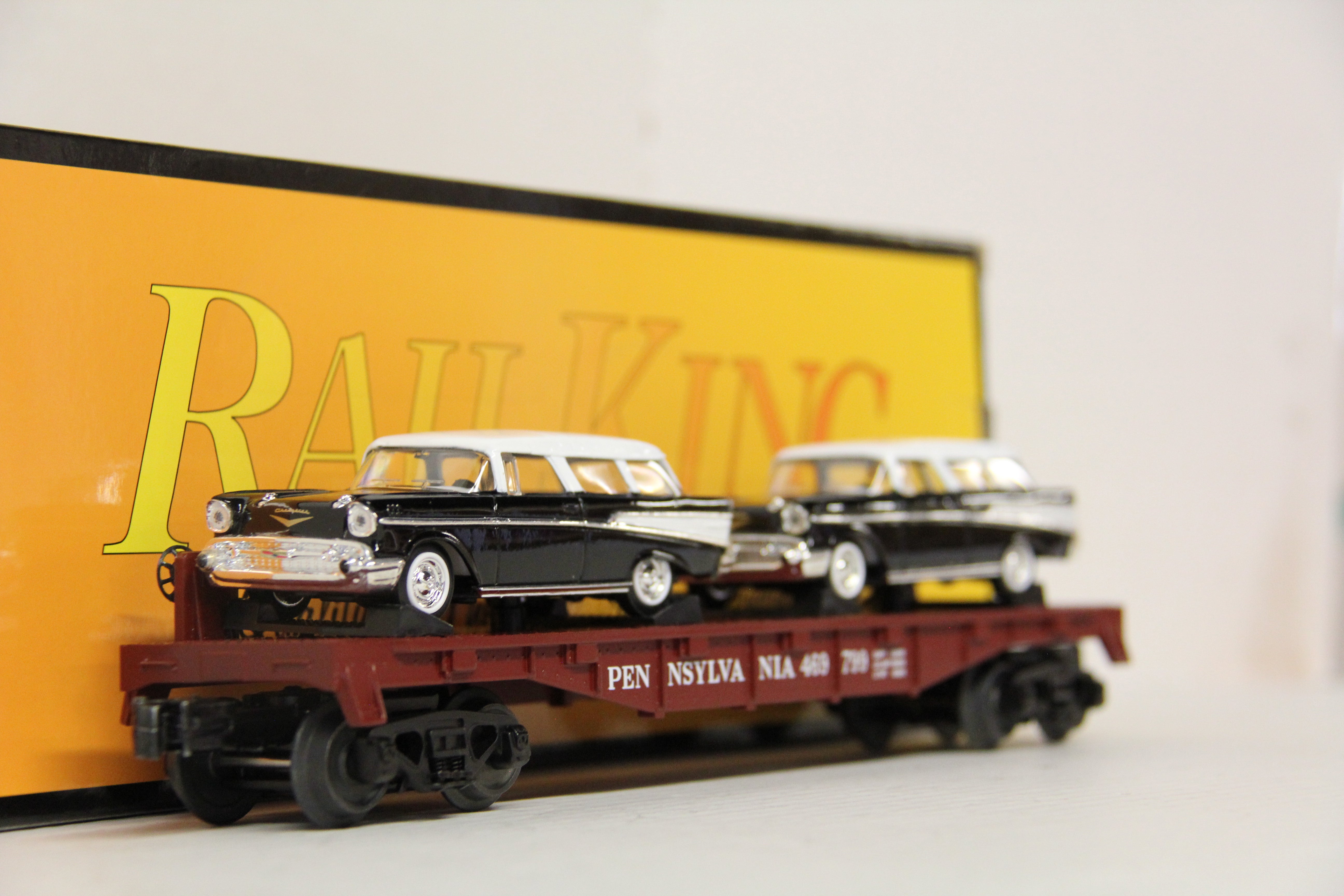 Rail King 30-76873 Pennsylvania Flat Car w/ (2) 1957 Chevy Nomads-Second hand-M6236