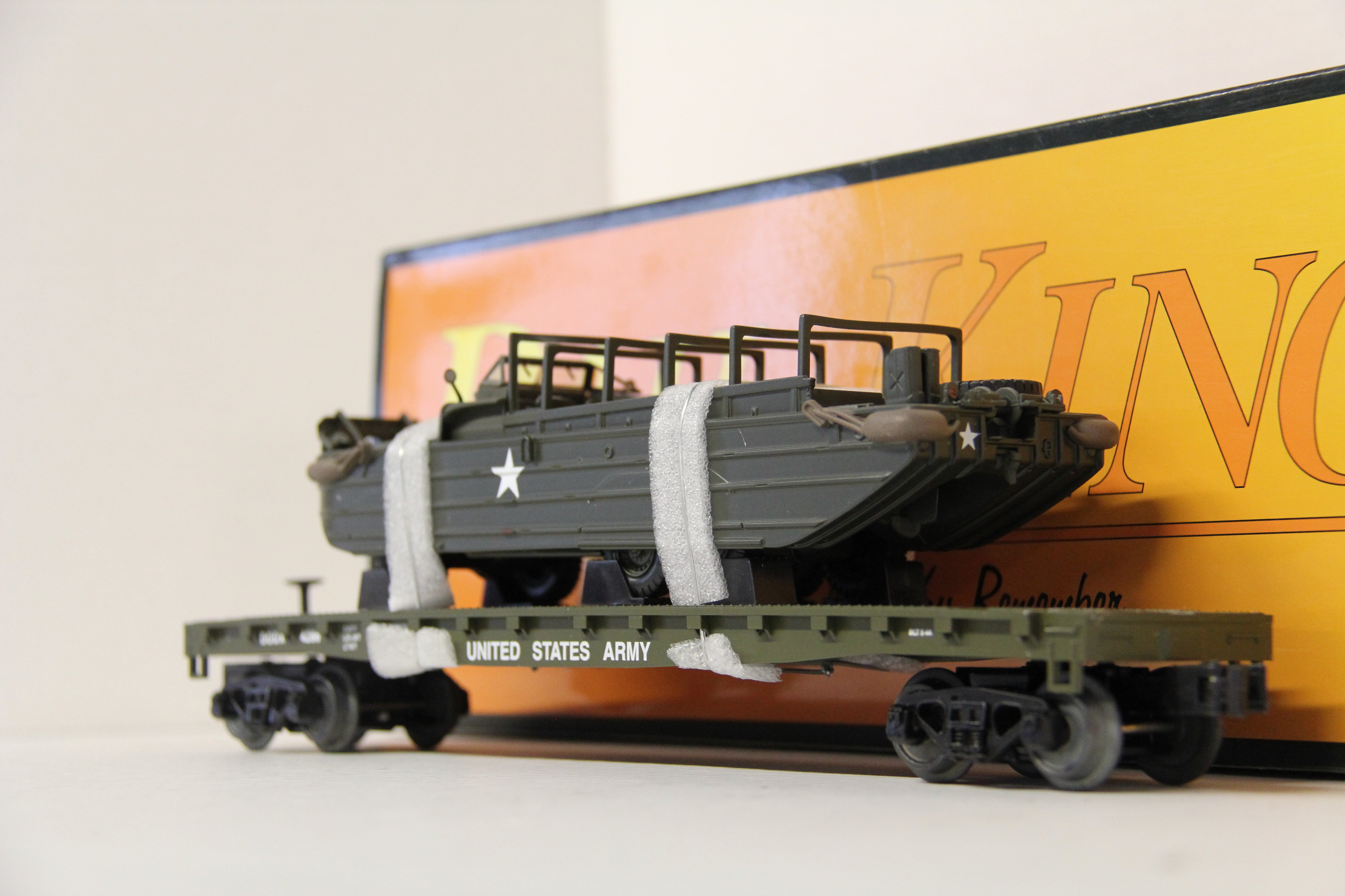 Rail King 30-70105C US Army Flat Car w. (1) GMC DUKW 353-Second hand-M6237