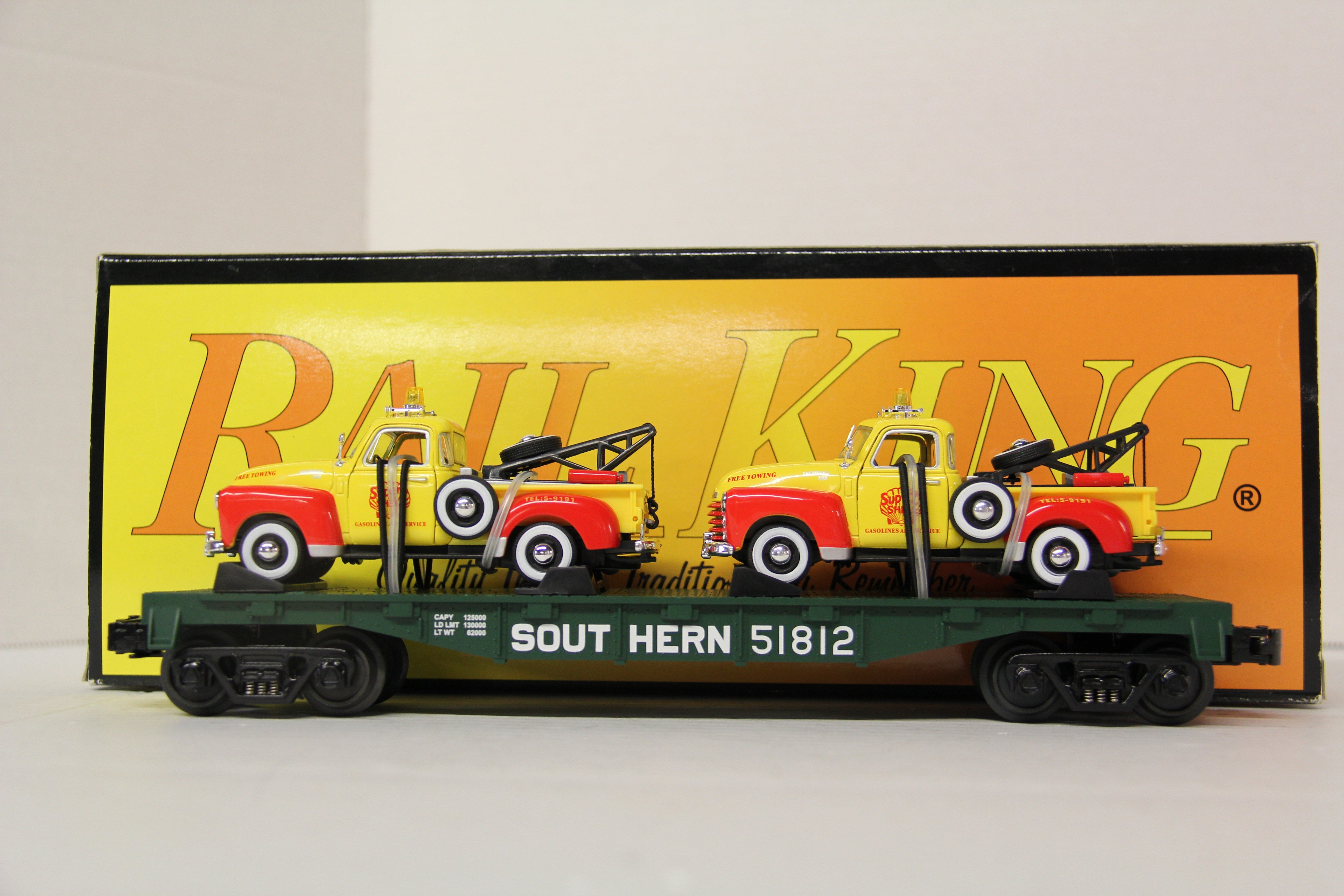 Rail King 30-76123 Southern Flat Car w. (2) Shell Chevy Tow Trucks-Second hand-M6238