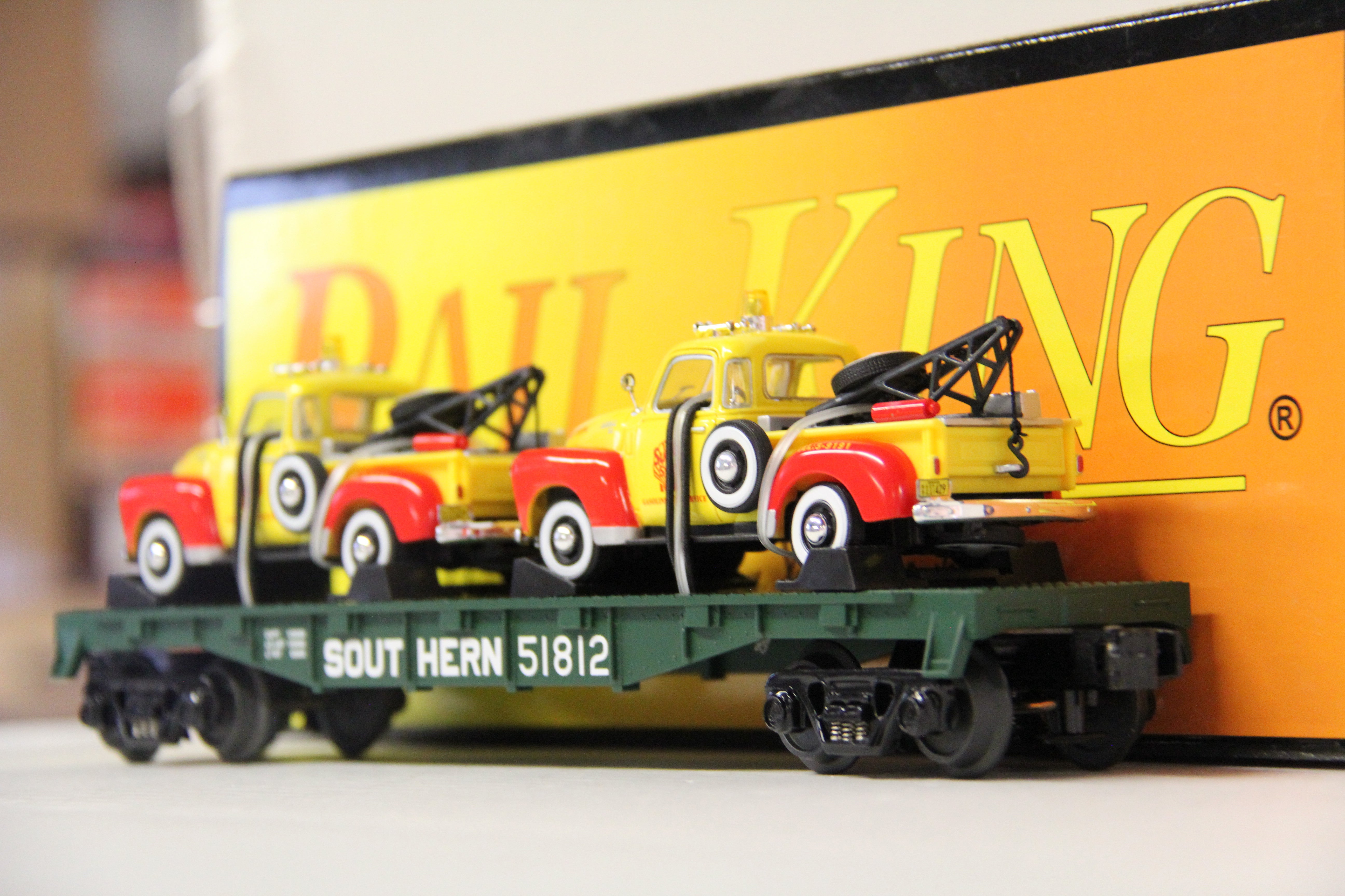 Rail King 30-76123 Southern Flat Car w. (2) Shell Chevy Tow Trucks-Second hand-M6238