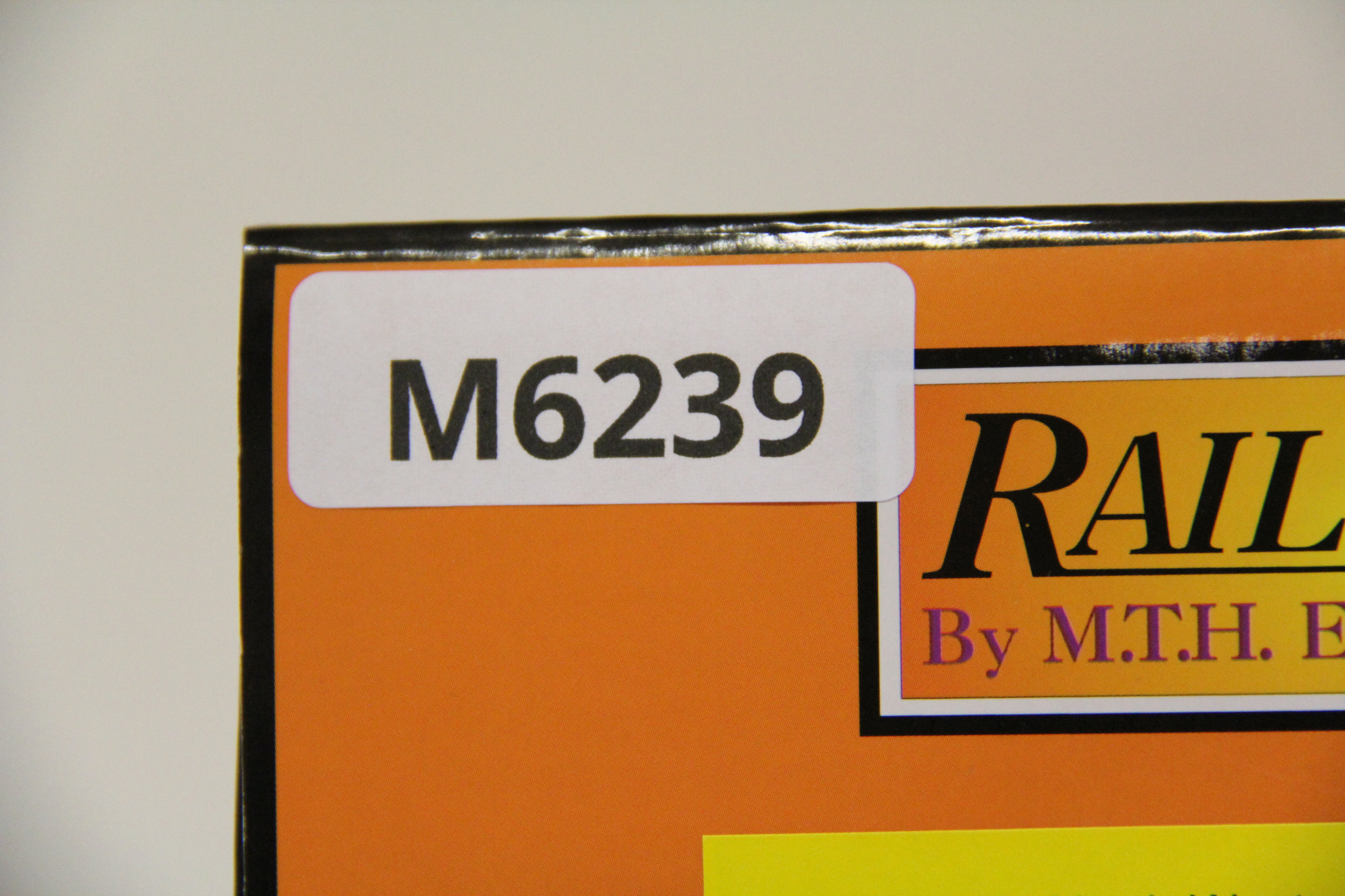 Rail King 30-76879 Chicago North Western Auto Carrier Flat Car w. (4) 1949 Cadillac Coupe de Villes-Second hand-M6239